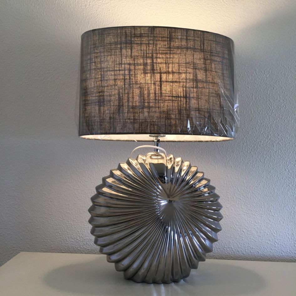 Candeeiro de mesa com base metálica prateada e abajur cinzento