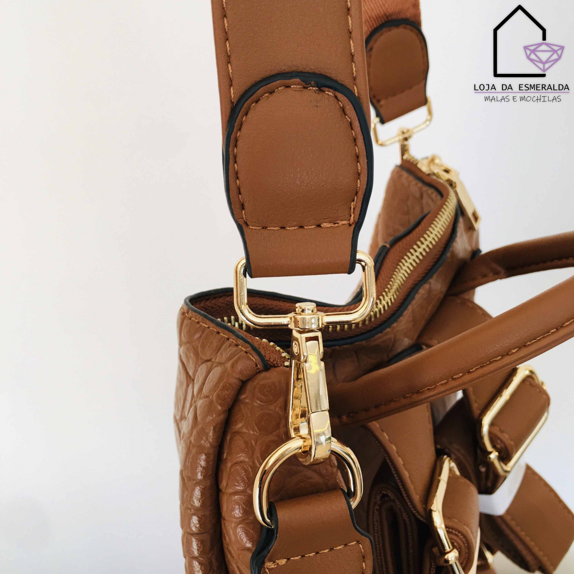 Mala castanha de pele sintética texturizada com ferragens douradas