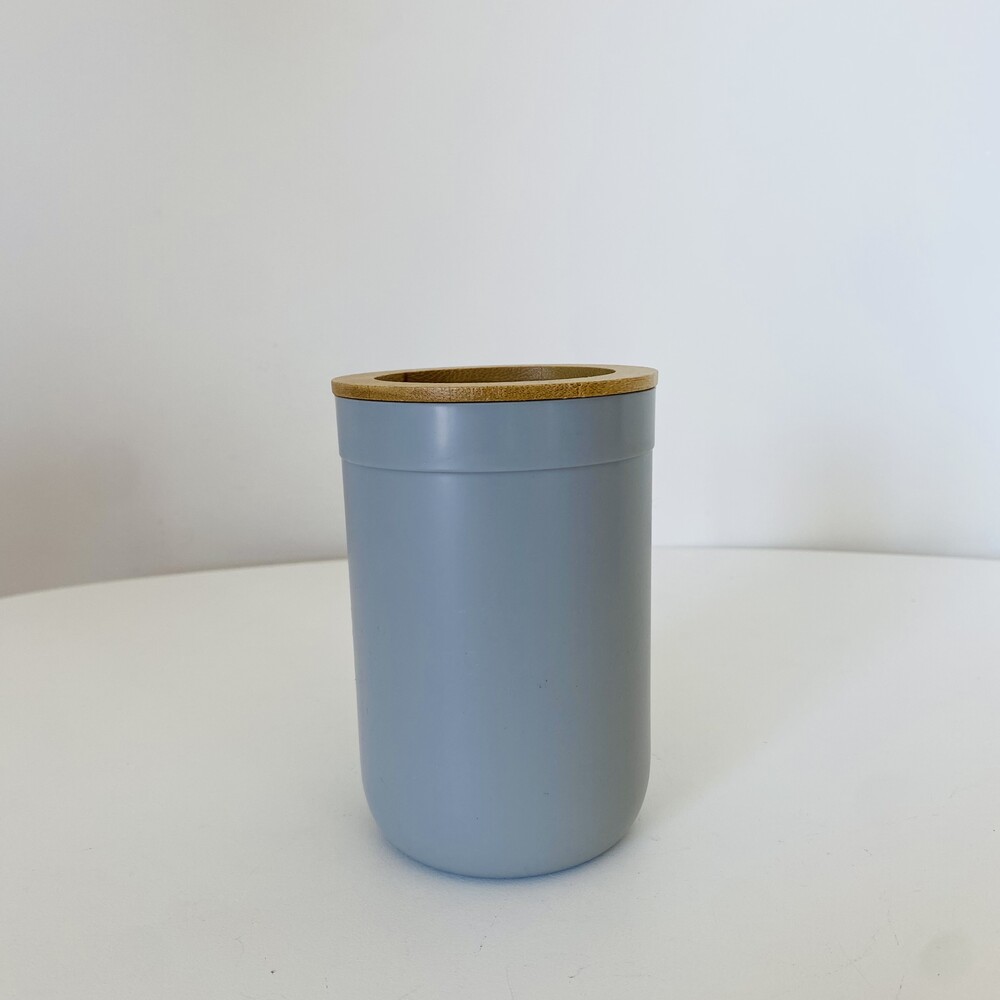 Recipiente cilindrico cinza com tampa de madeira clara