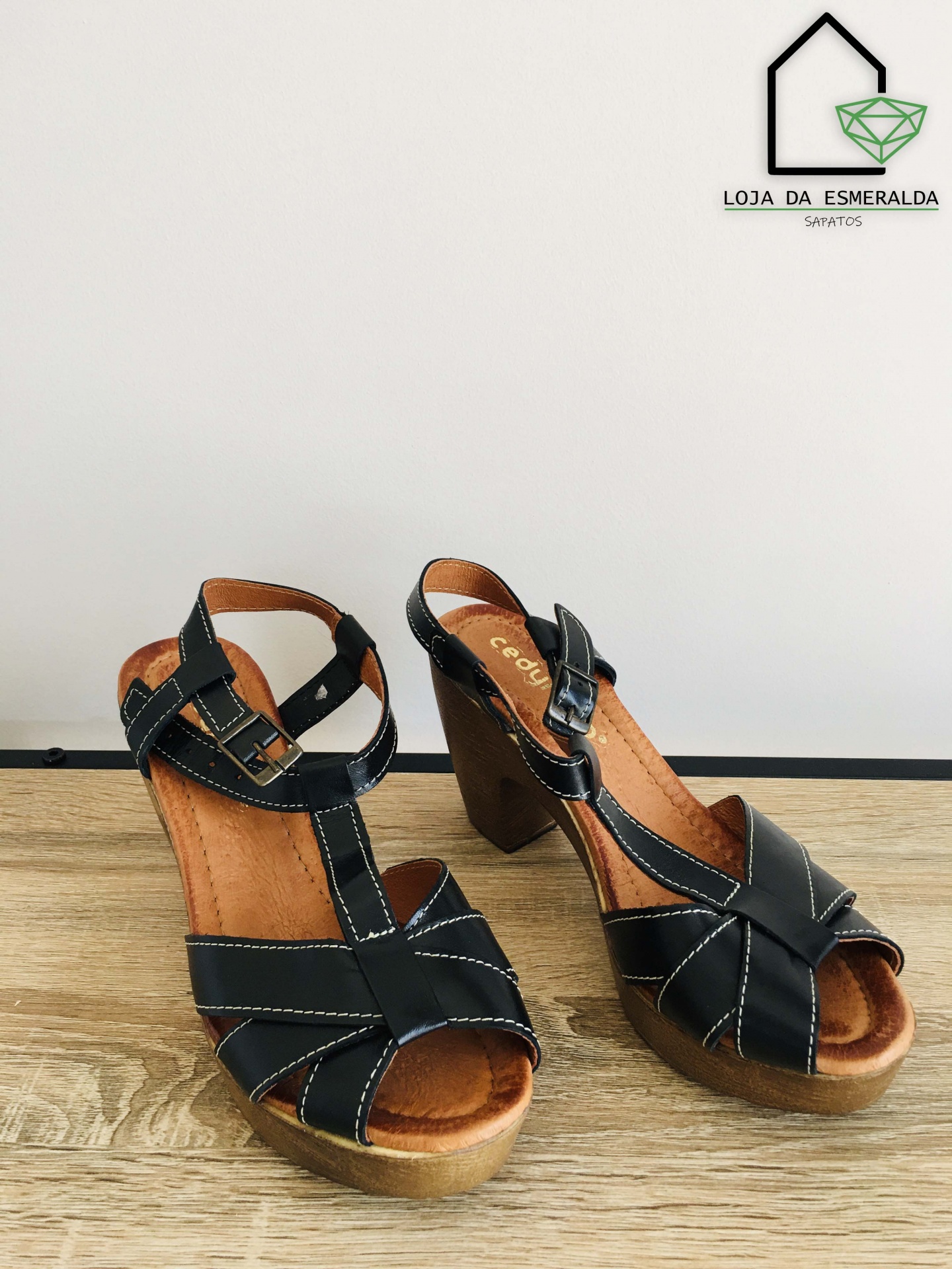 Sandálias pretas femininas de salto alto com tiras e fivela