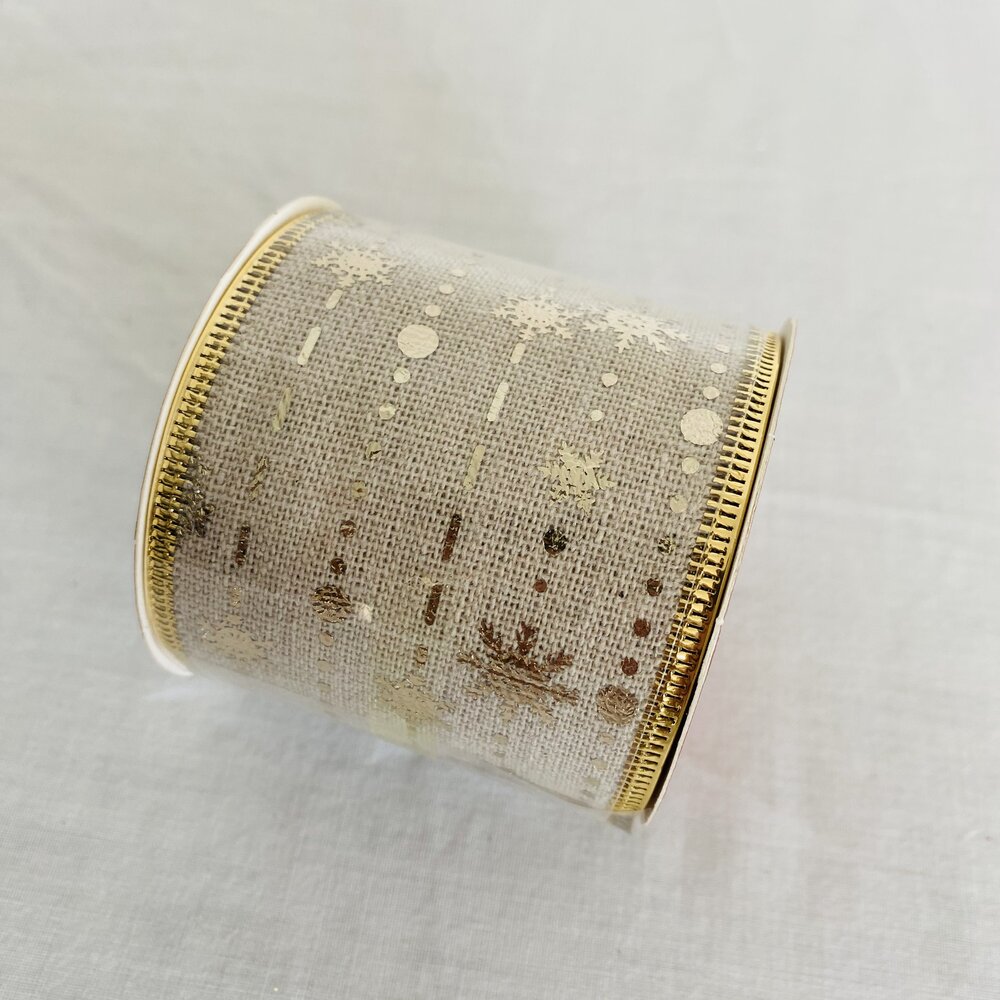 Rolo de fita decorativa dourada com estrelas e círculos sobre fundo translúcido