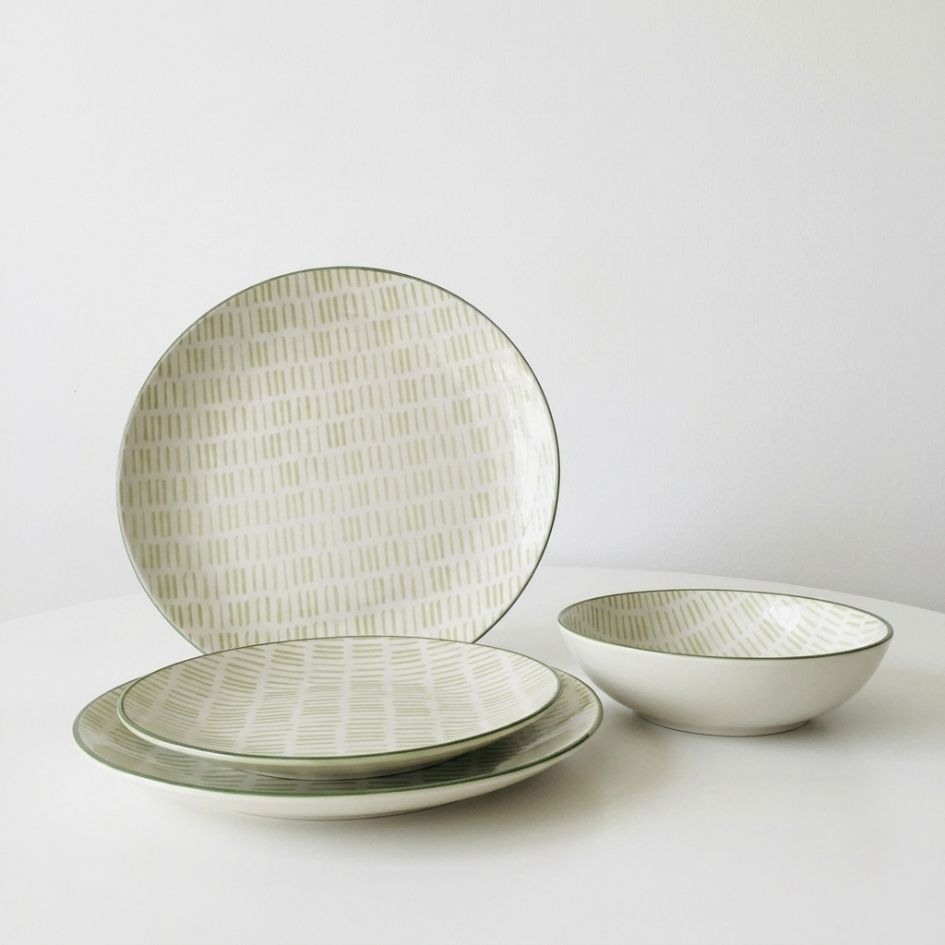 Conjunto de loiça cerâmica branca com padrão e borda verde