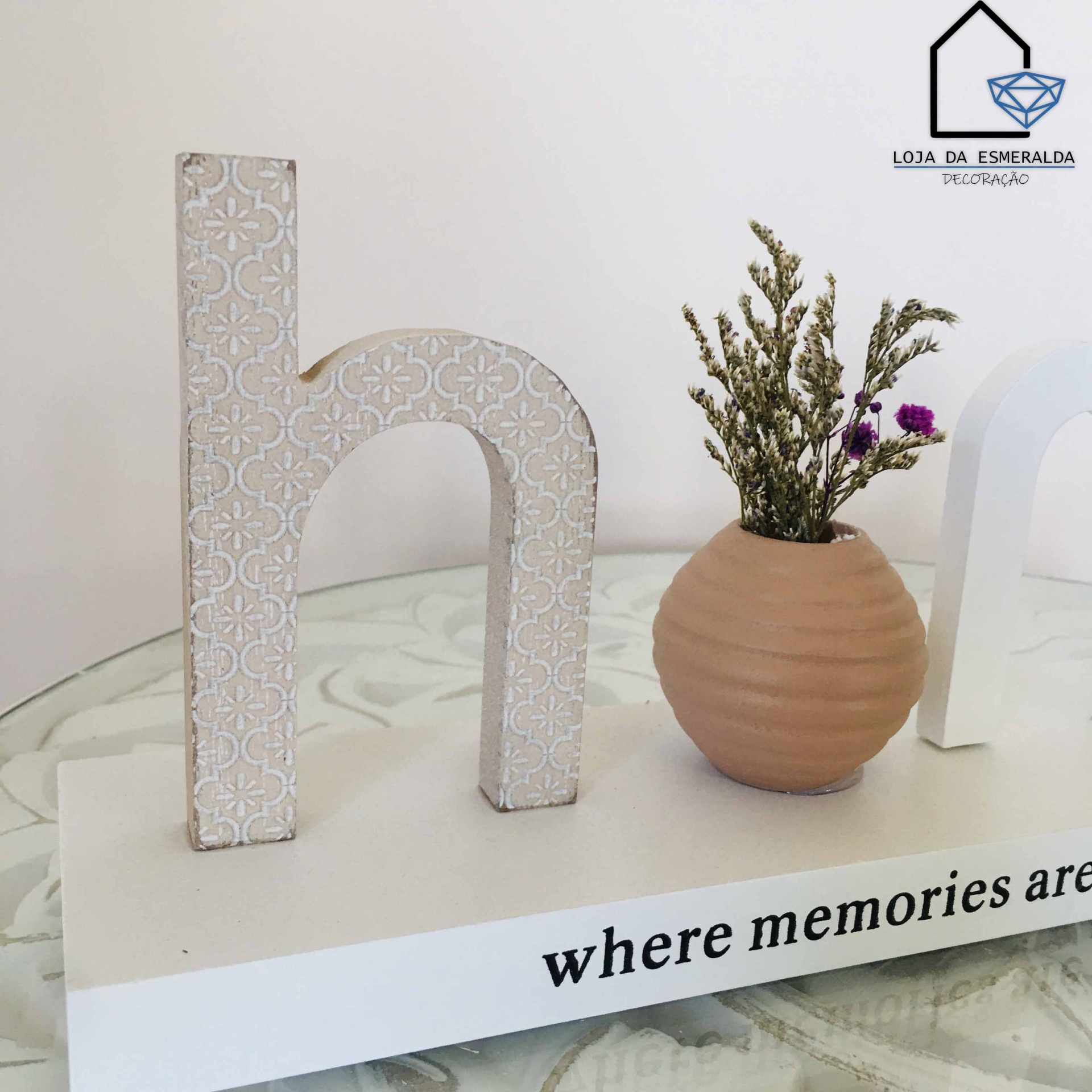 Letra decorativa h branca com padrão floral, vaso terracota com flores, base branca com texto e logótipo Loja da Esmeralda Decoração