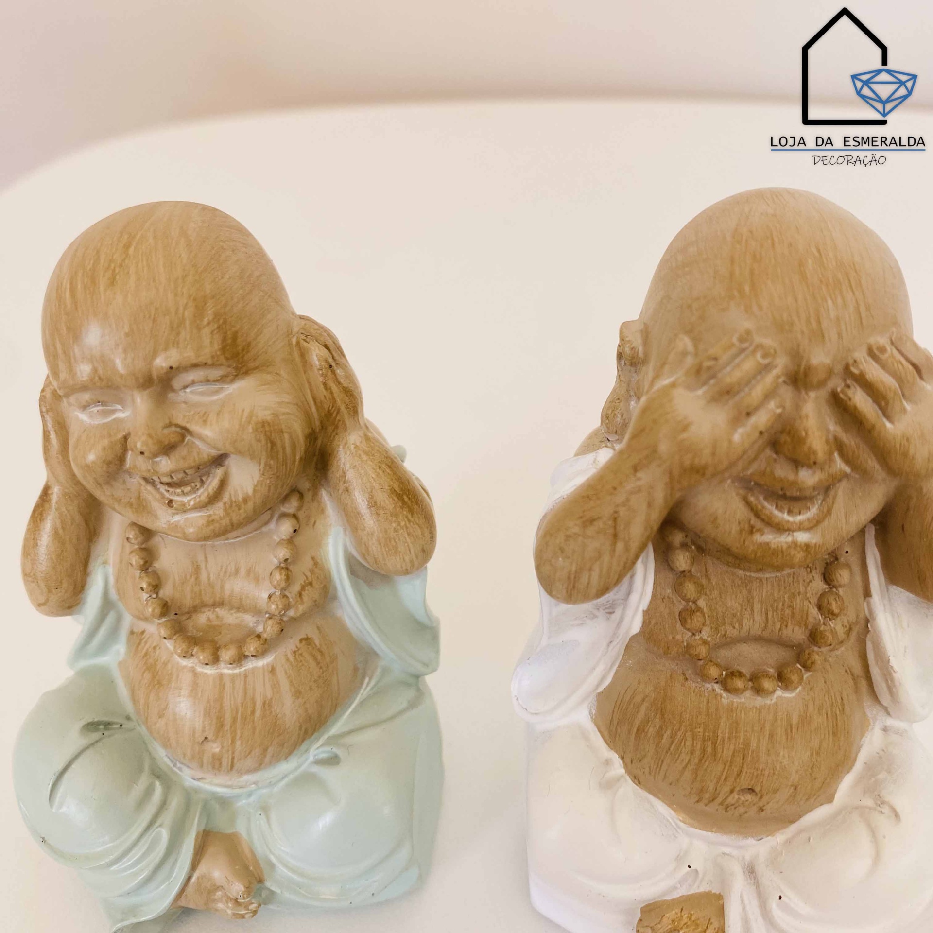 Estatuetas de Buda sorridentes em madeira com roupas verde claro e branco