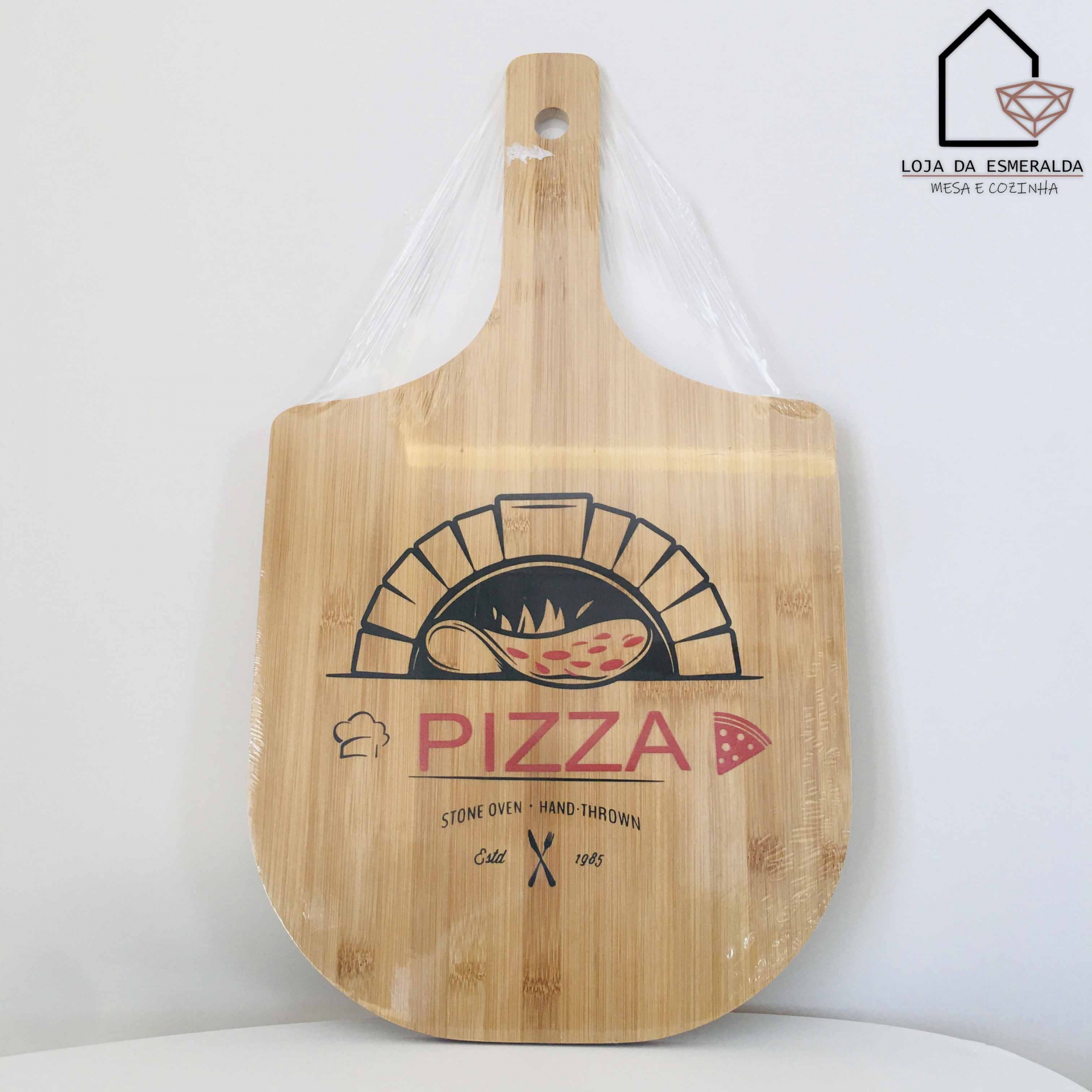 Tabuleiro de madeira para pizza com ilustração e texto decorativo