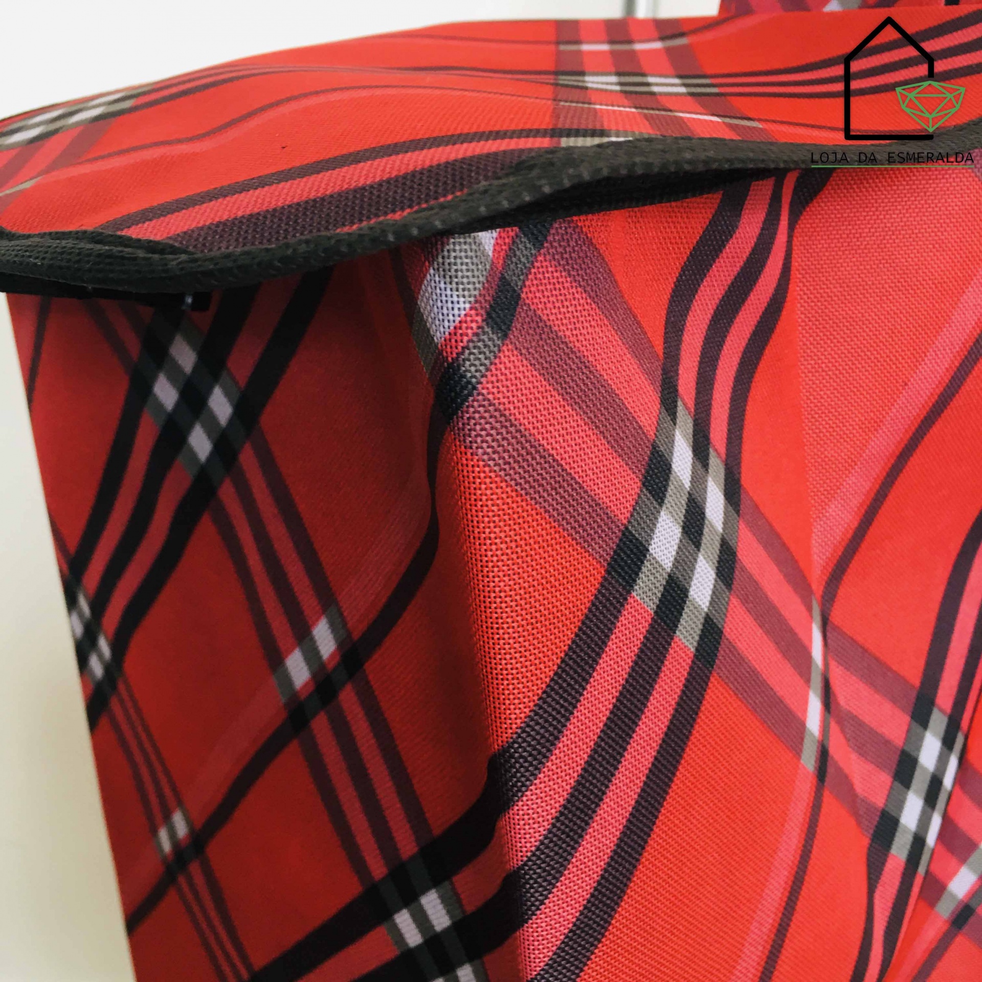 Pano vermelho com padrão de xadrez e borda preta