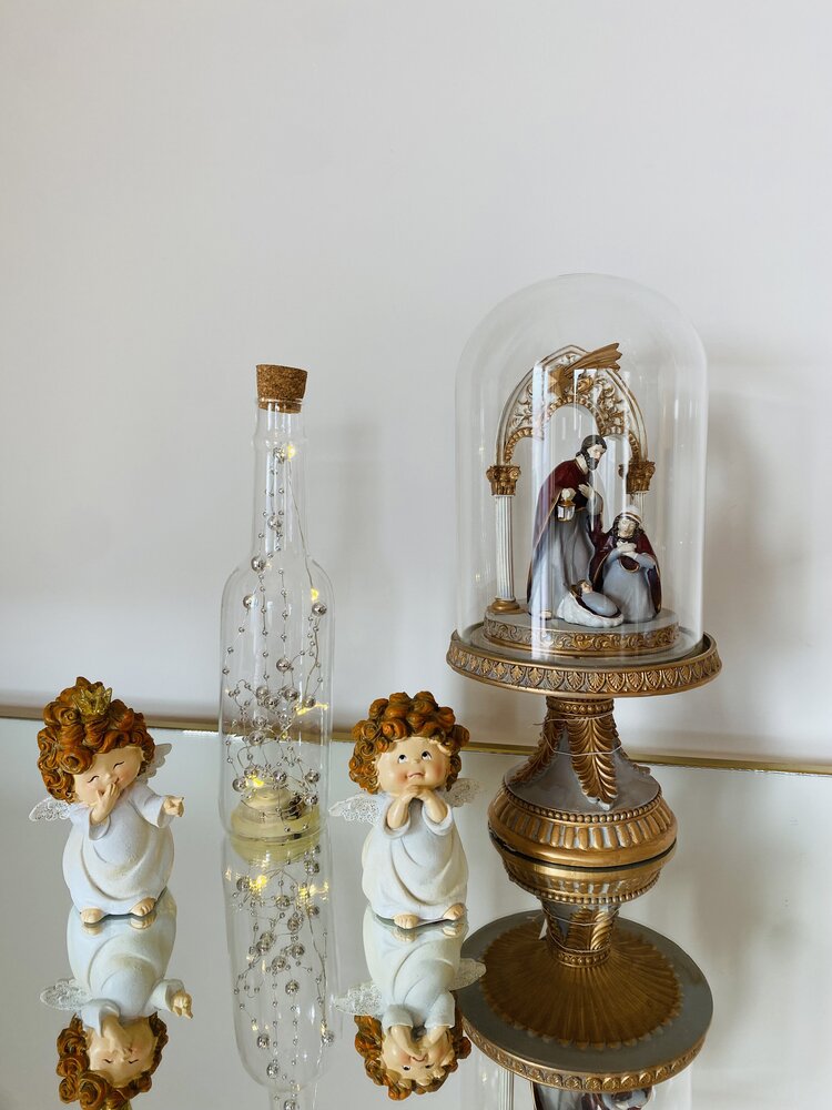 Anjos decorativos, garrafa com luzes e peça natalícia em vidro e metal dourado