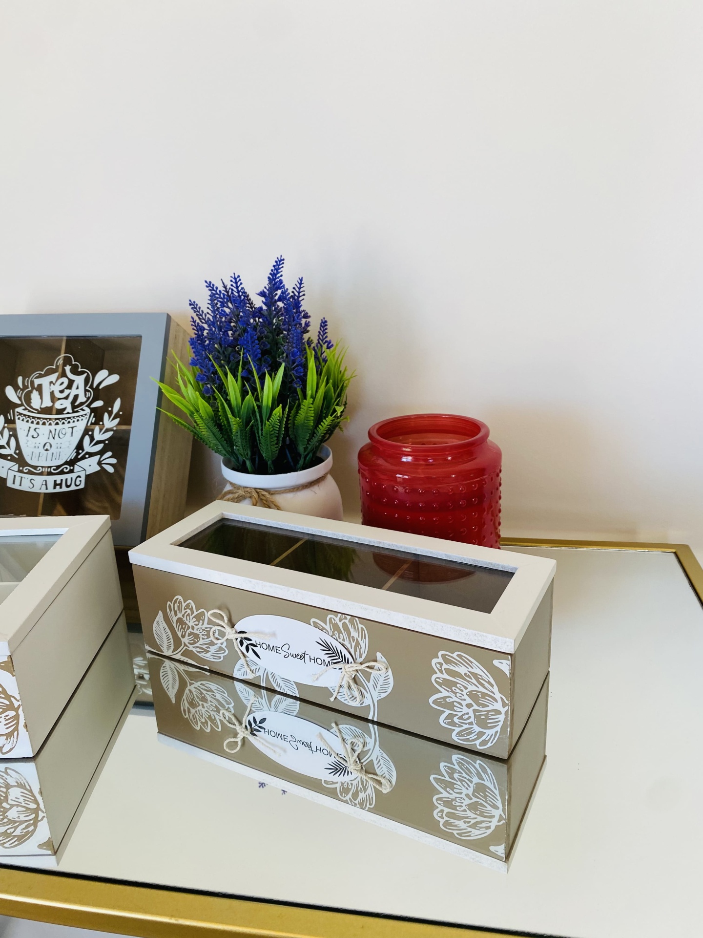 Caixa decorativa em bege e branco com tampa de vidro