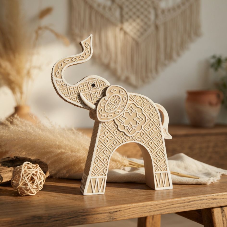 Escultura decorativa de elefante em madeira com padrões geométricos sobre mesa de madeira