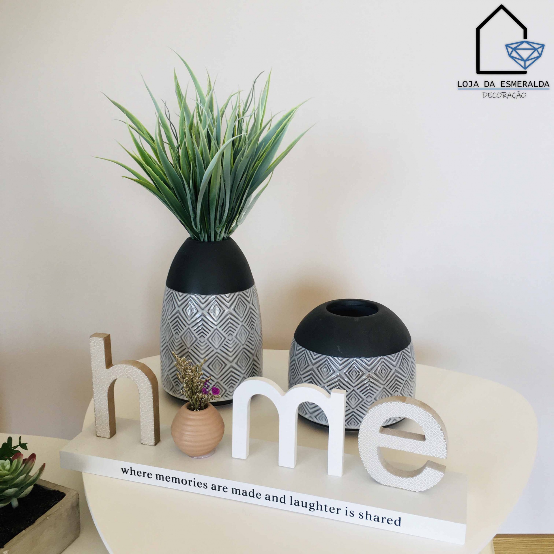 Conjunto decorativo com vasos cinza e preto e palavra home em madeira branca