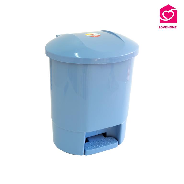 Contentor de lixo de plástico azul com pedal e tampa arredondada.