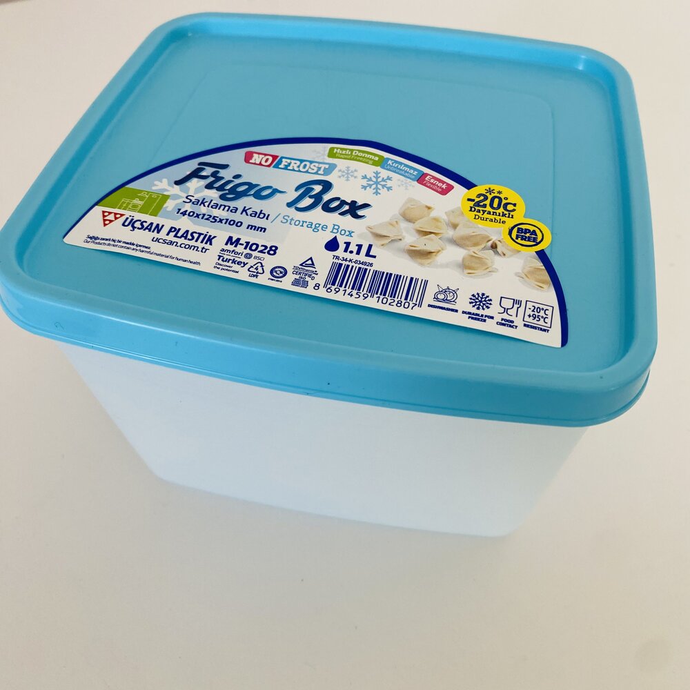 Caixa de plástico quadrada translúcida com tampa azul claro e etiqueta Frigo Box