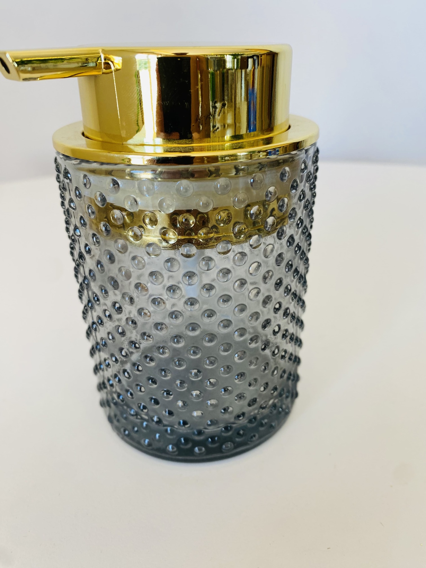 Dispenser para sabonete líquido em vidro texturizado com tampa dourada