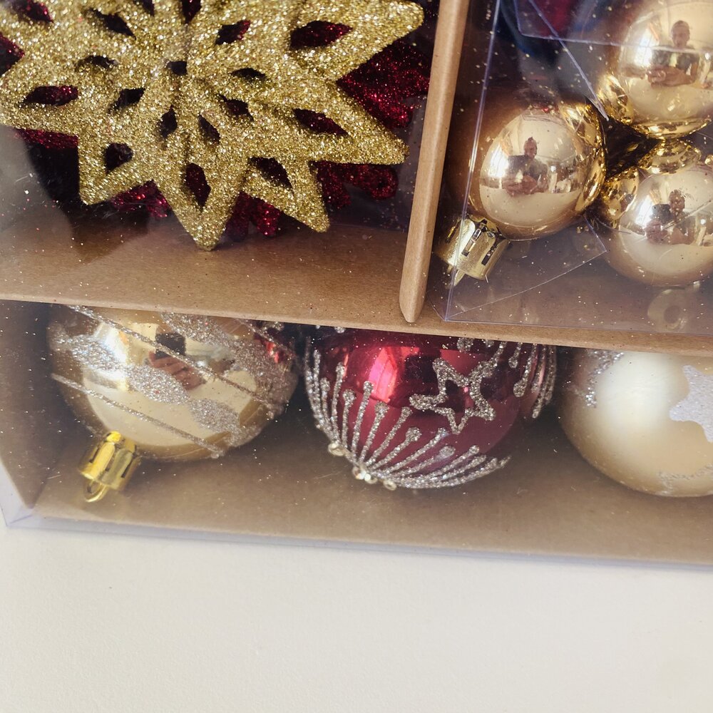 Decoração de Natal com bolas douradas e vermelhas e estrela dourada glitter