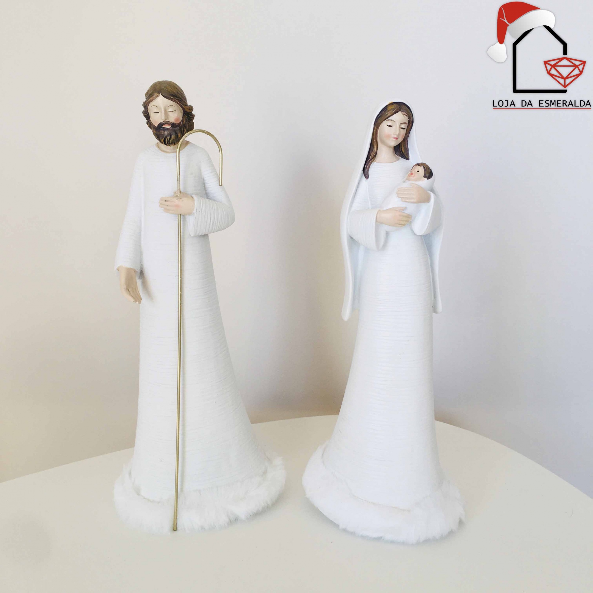Figuras religiosas decorativas em branco com detalhes em pêlo e logótipo de loja
