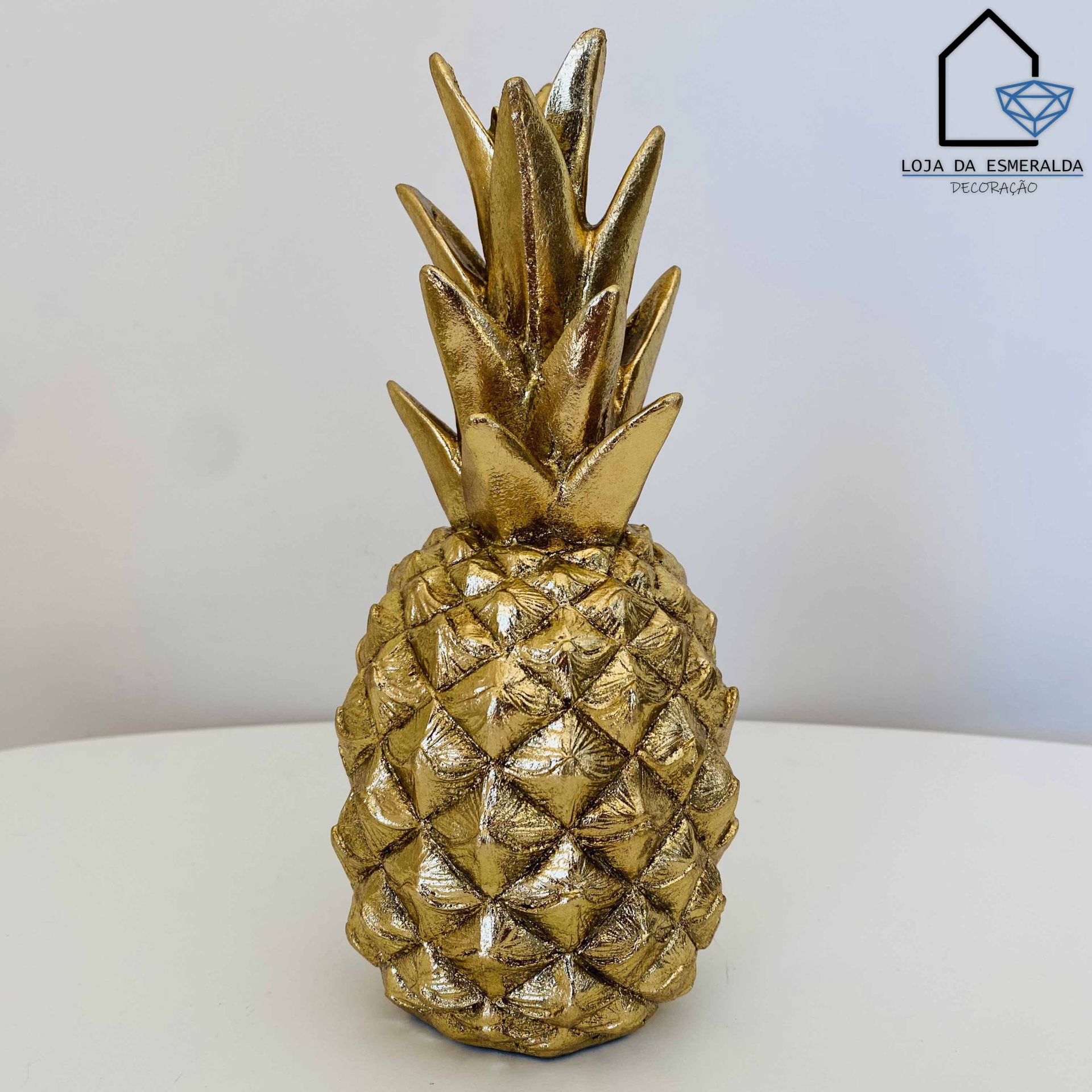 Figura decorativa ananás dourado com textura detalhada