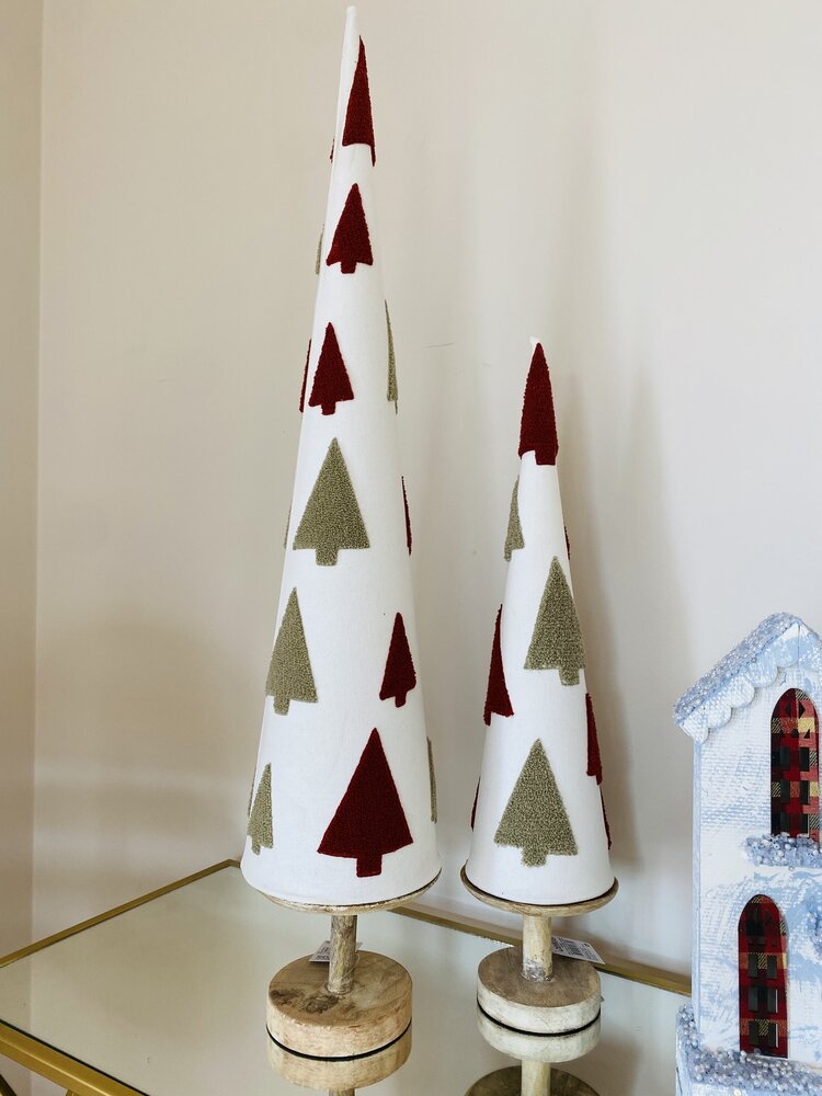 Dois cones decorativos brancos com padrões de árvores vermelhas e verdes sobre bases de madeira