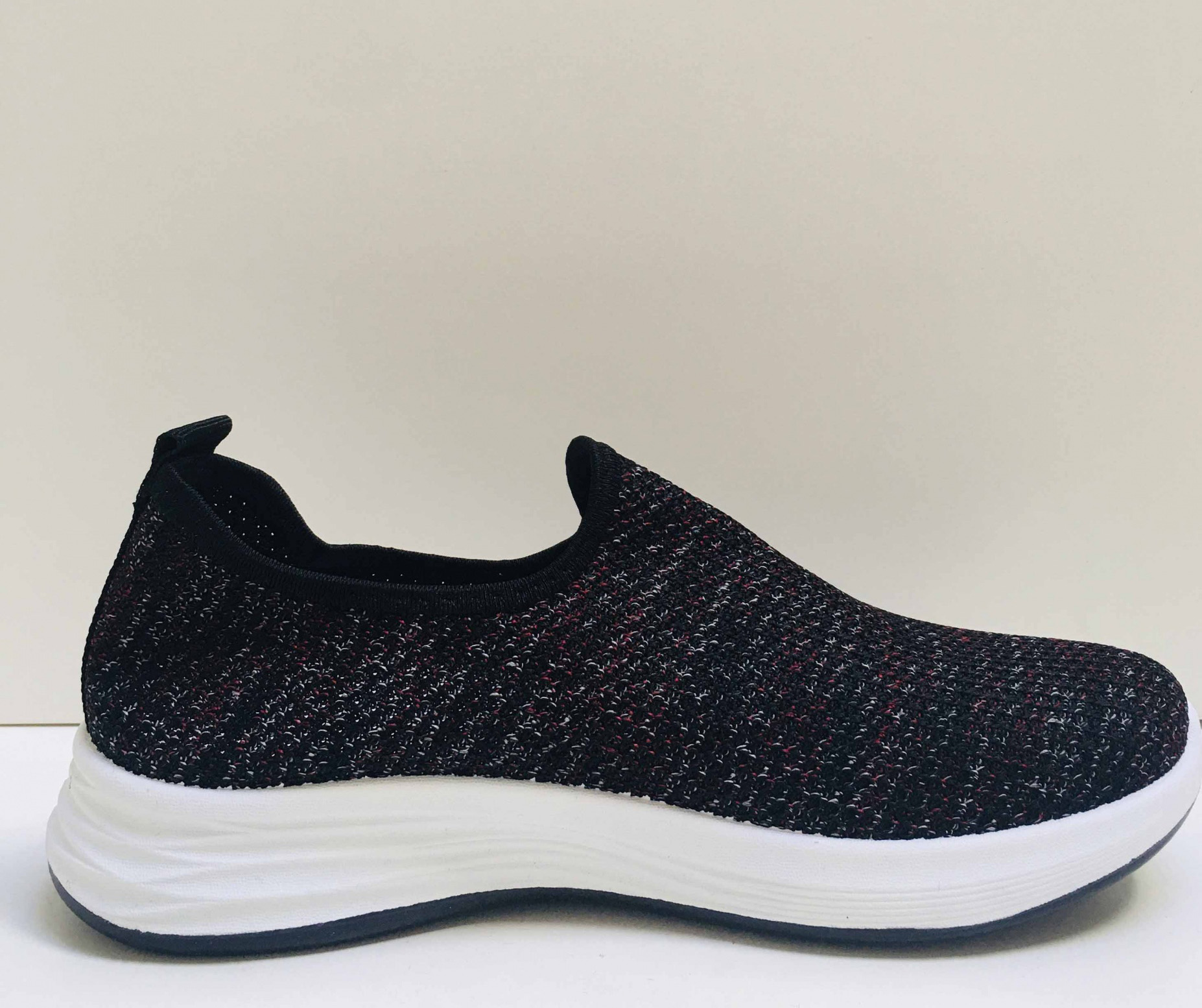 Sapato desportivo slip-on preto com sola branca