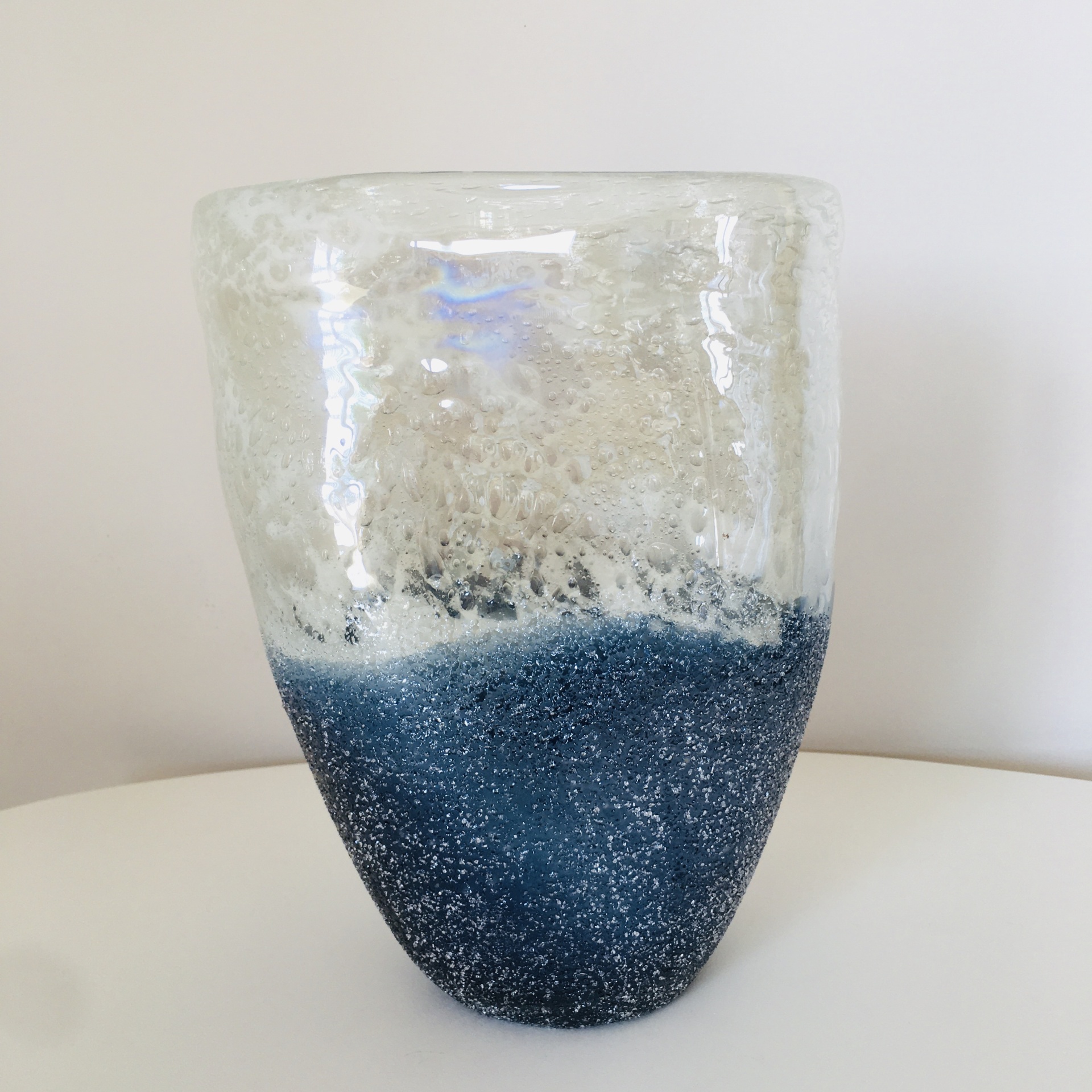 Vaso de vidro bicolor com textura rugosa em fundo branco