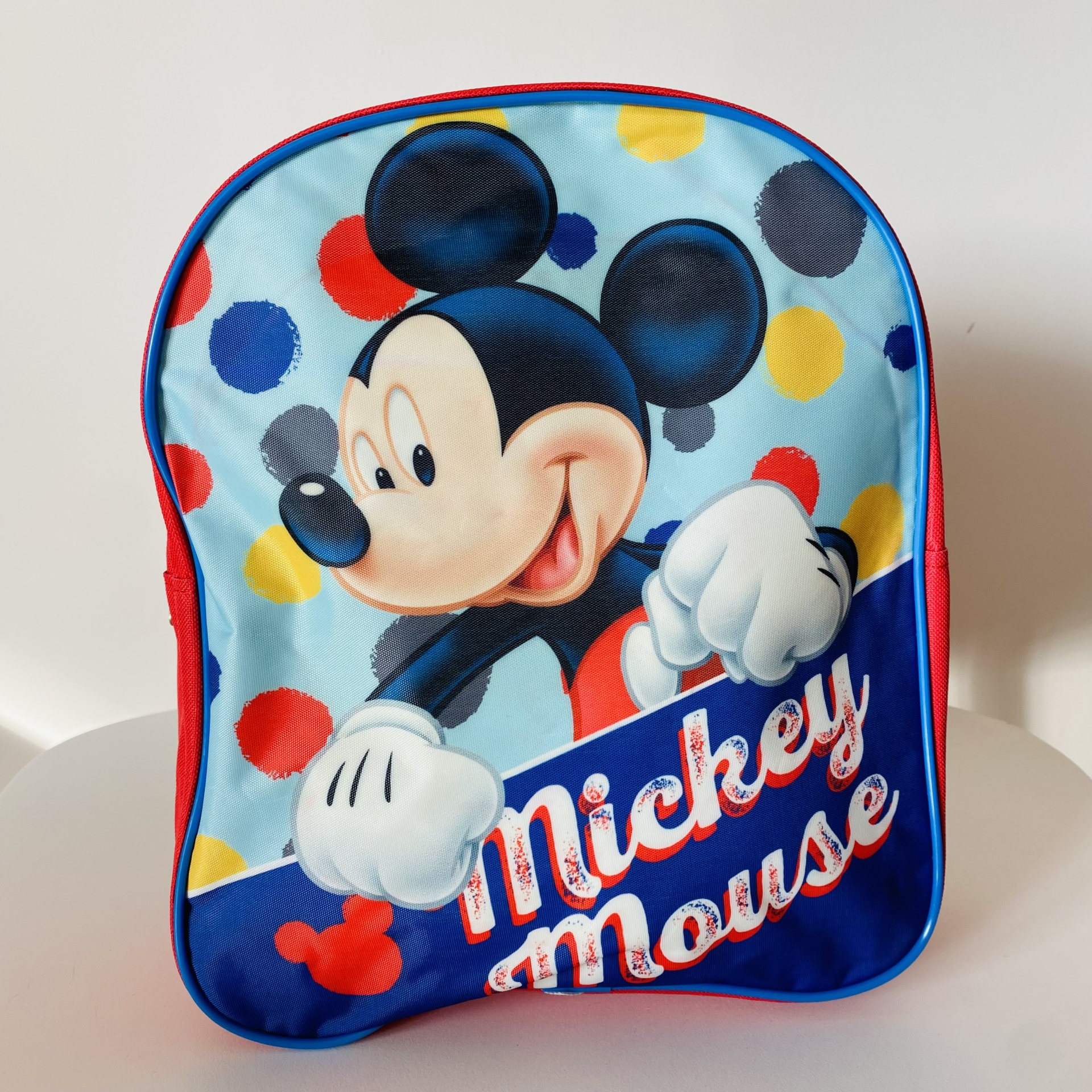 Mochila infantil azul com Mickey Mouse e pontos coloridos