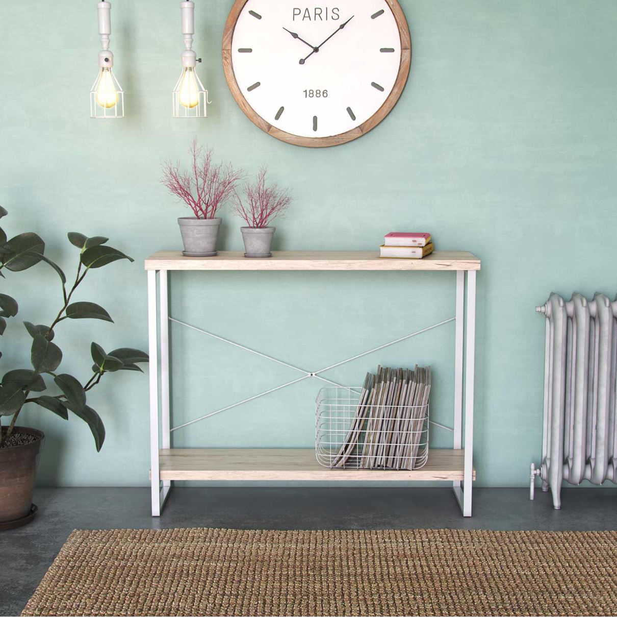 Mesa estreita de madeira com estrutura metálica branca, plantas, relógio PARIS 1886 na parede verde, lâmpadas e tapete de palha