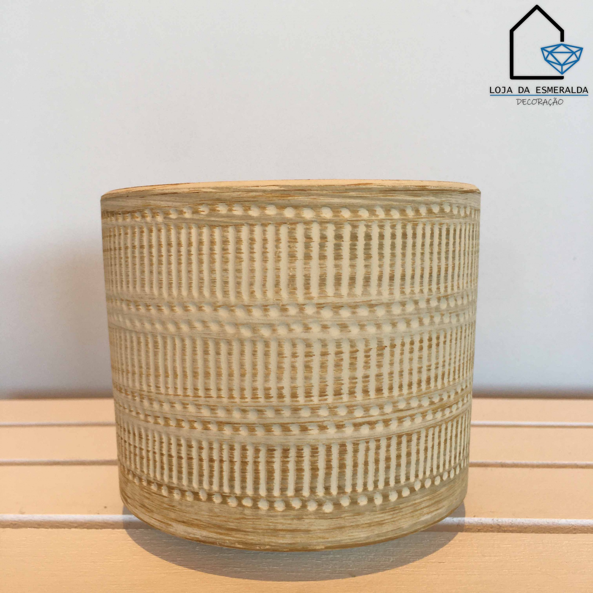 Vaso cilíndrico decorativo em cerâmica bege com padrão geométrico em relevo