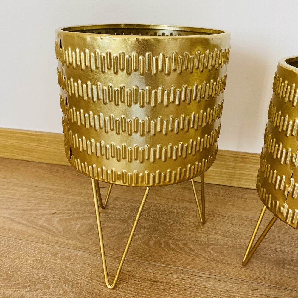 Vaso dourado decorativo em metal com suporte de pernas finas