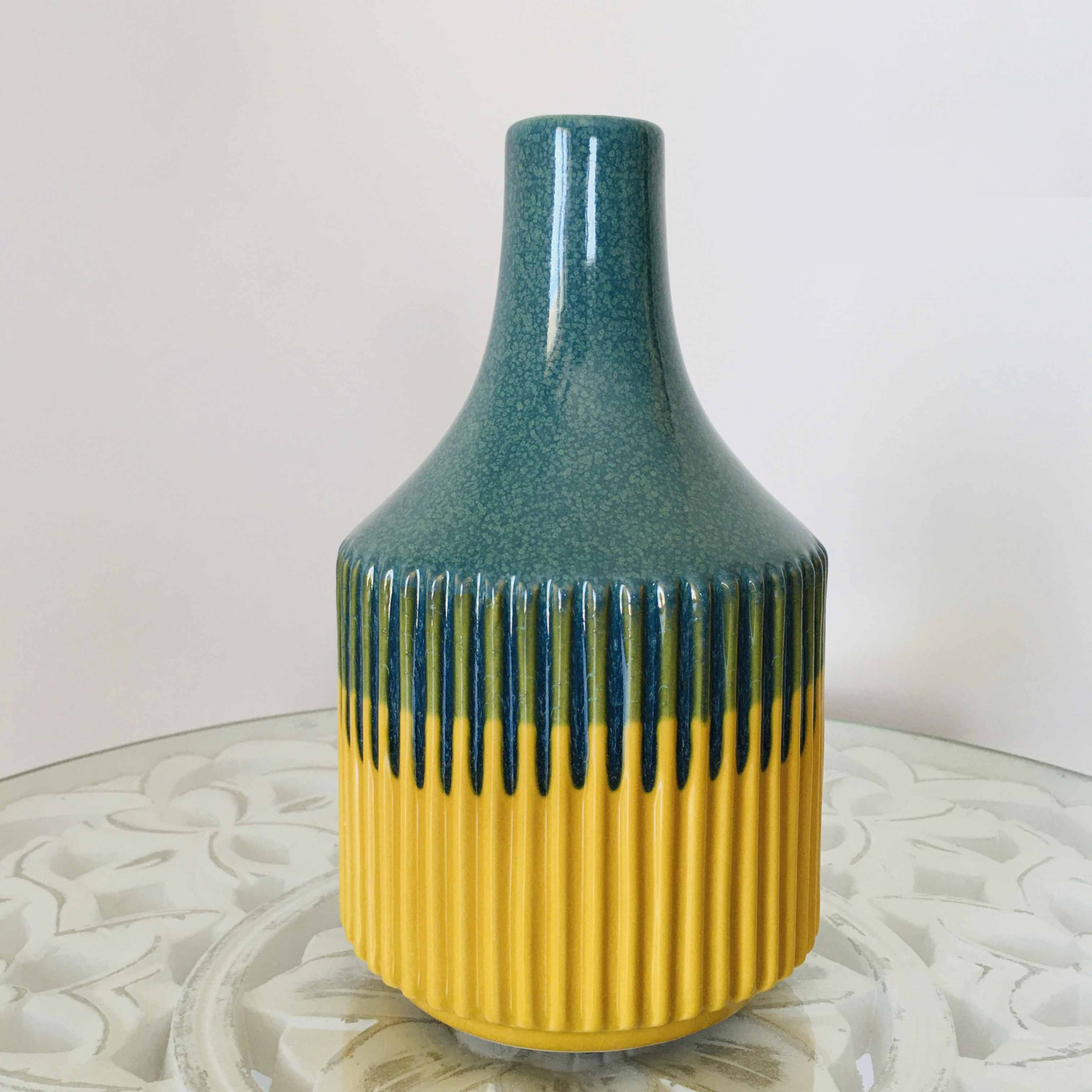 Vaso de cerâmica verde e amarelo com padrão texturizado