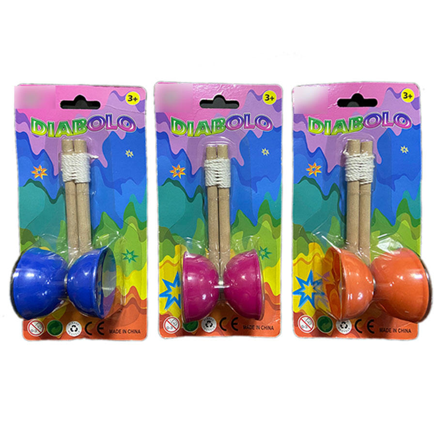 Três diabolo coloridos embalados em cartão com palavra DIABOLO e idade recomendada 3+, com paus de madeira