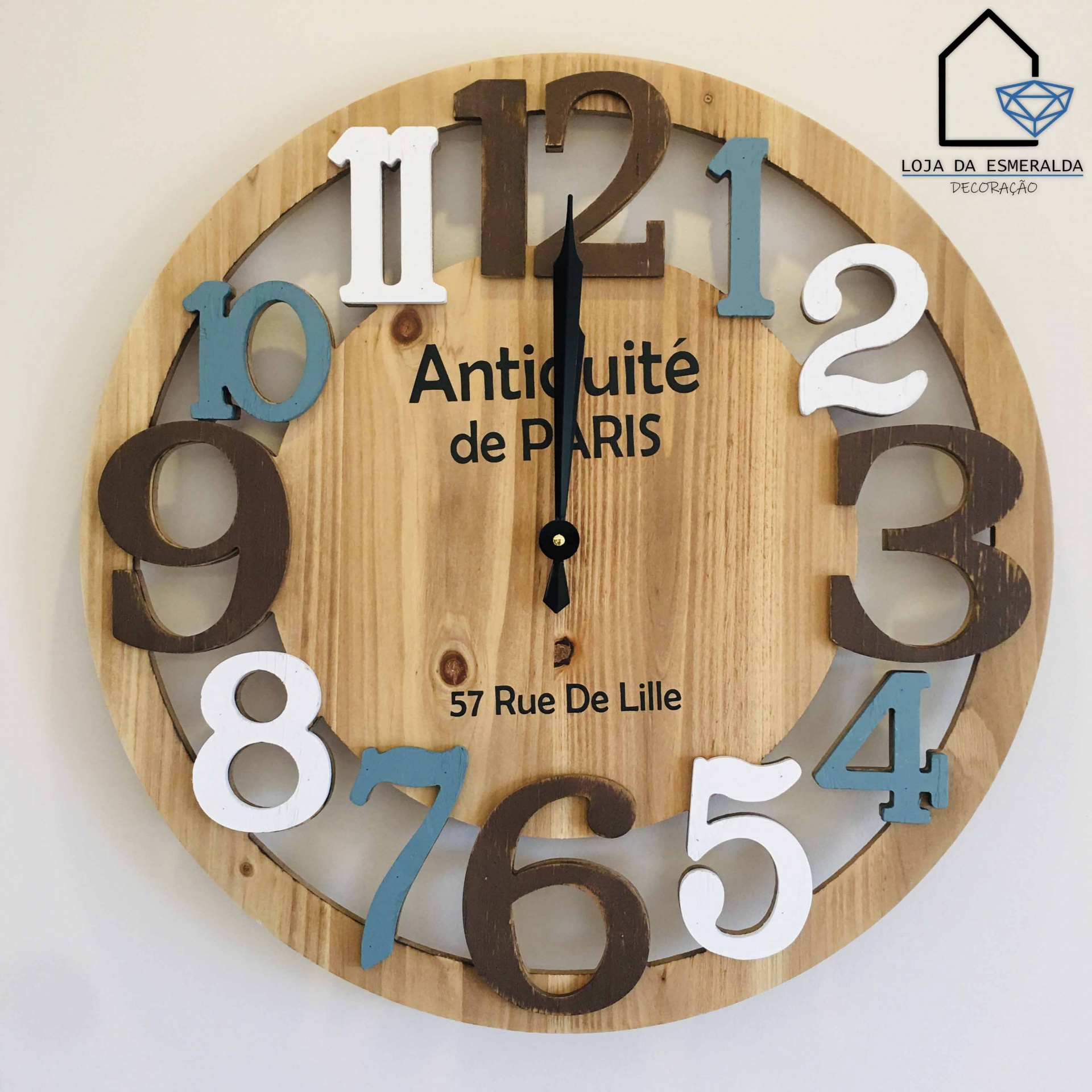 Relógio de parede redondo em madeira com números coloridos e texto preto