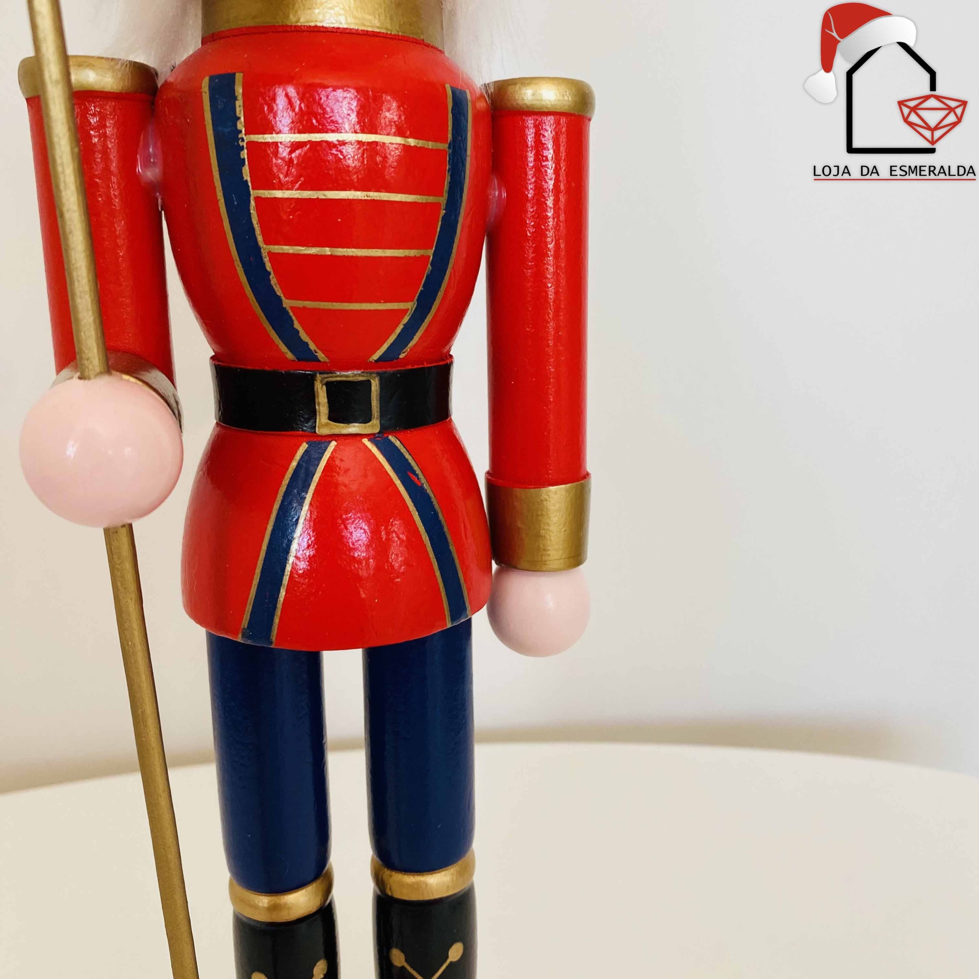 Figura decorativa de soldado soldadinho de chumbo em madeira pintada com casaco vermelho.