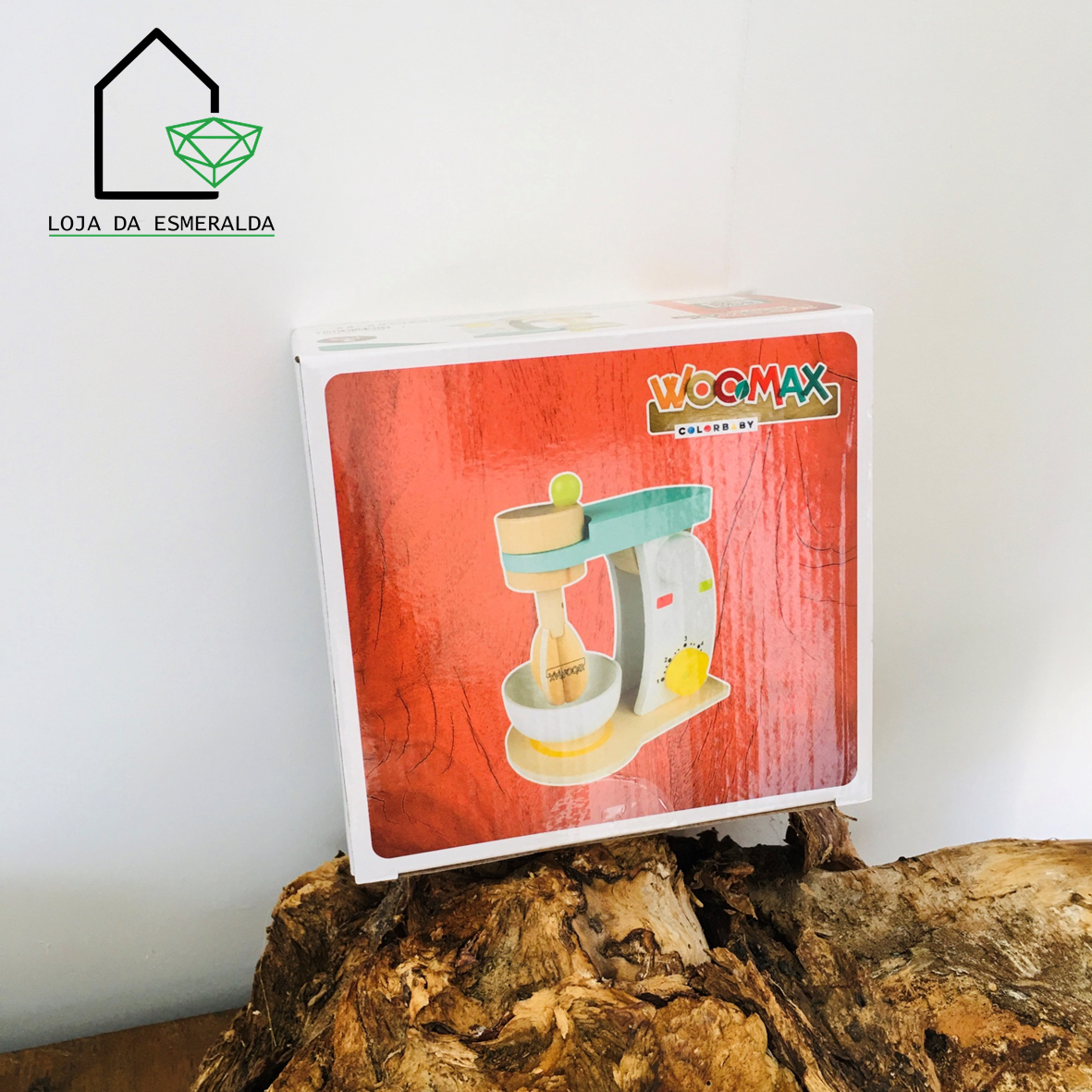 Caixa de brinquedo WOOMAX com imagem de uma batedeira de madeira colorida