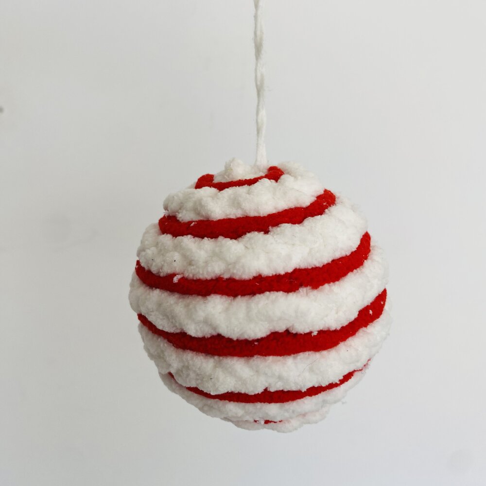 Bola pendente felpuda com riscas vermelhas e brancas