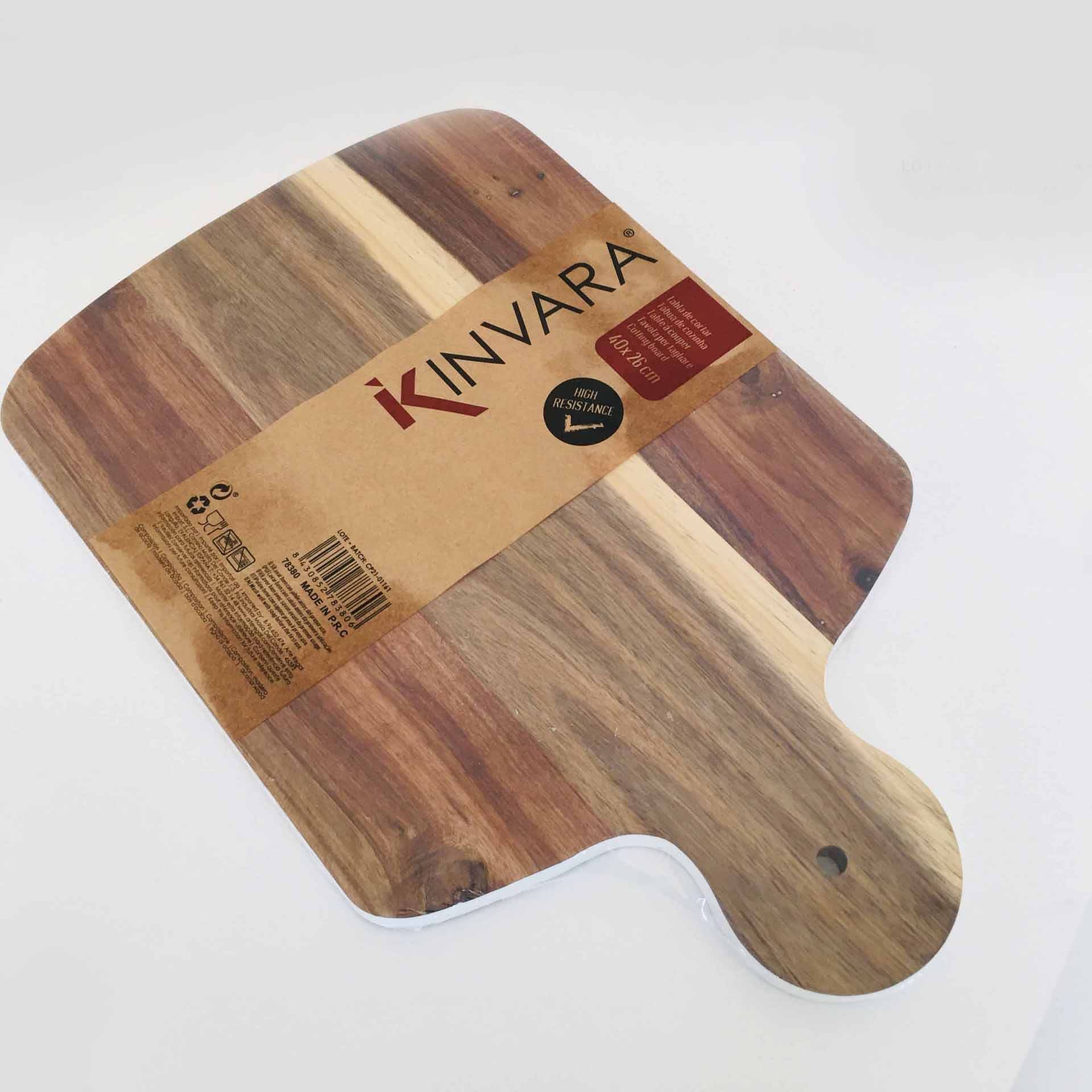 Tabuleiro de madeira Kinvará com etiqueta embalada
