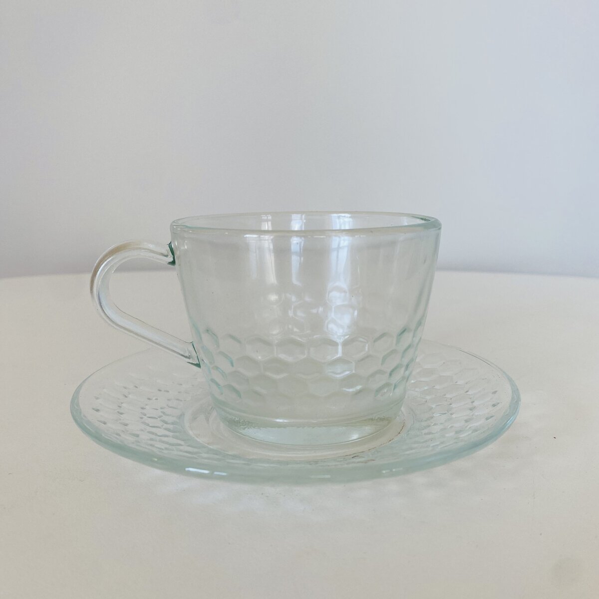 Chávena e prato de vidro transparente com padrão texturizado de bolhas