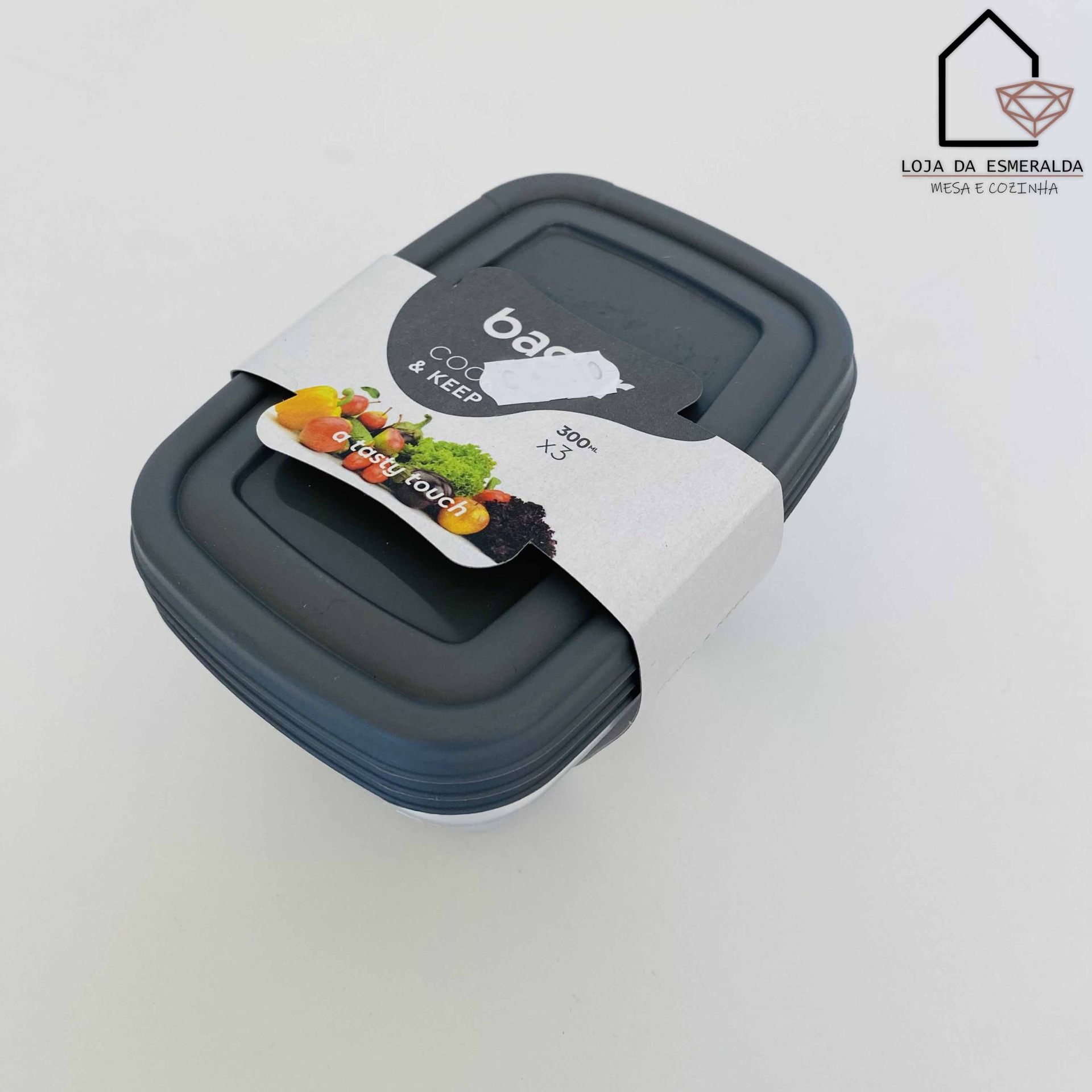 Conjunto de caixas herméticas cinza escuro empilhadas com embalagem branca