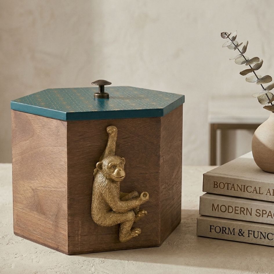 Caixa hexagonal em madeira com tampa azul e figura de macaco em bronze à frente