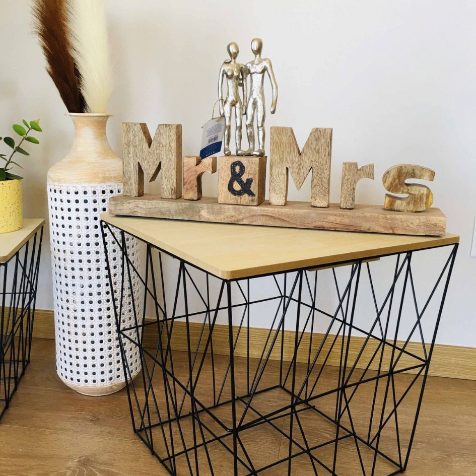 Decoração em madeira Mr & Mrs com figuras metálicas numa mesa de madeira e metal