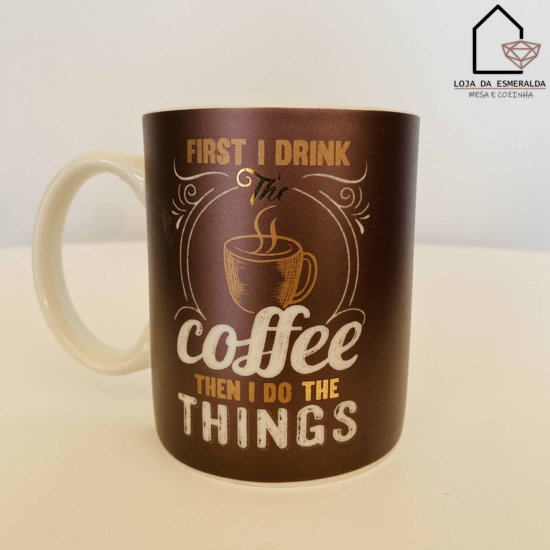 Caneca castanha com texto sobre café e chávena quente, sobre fundo branco