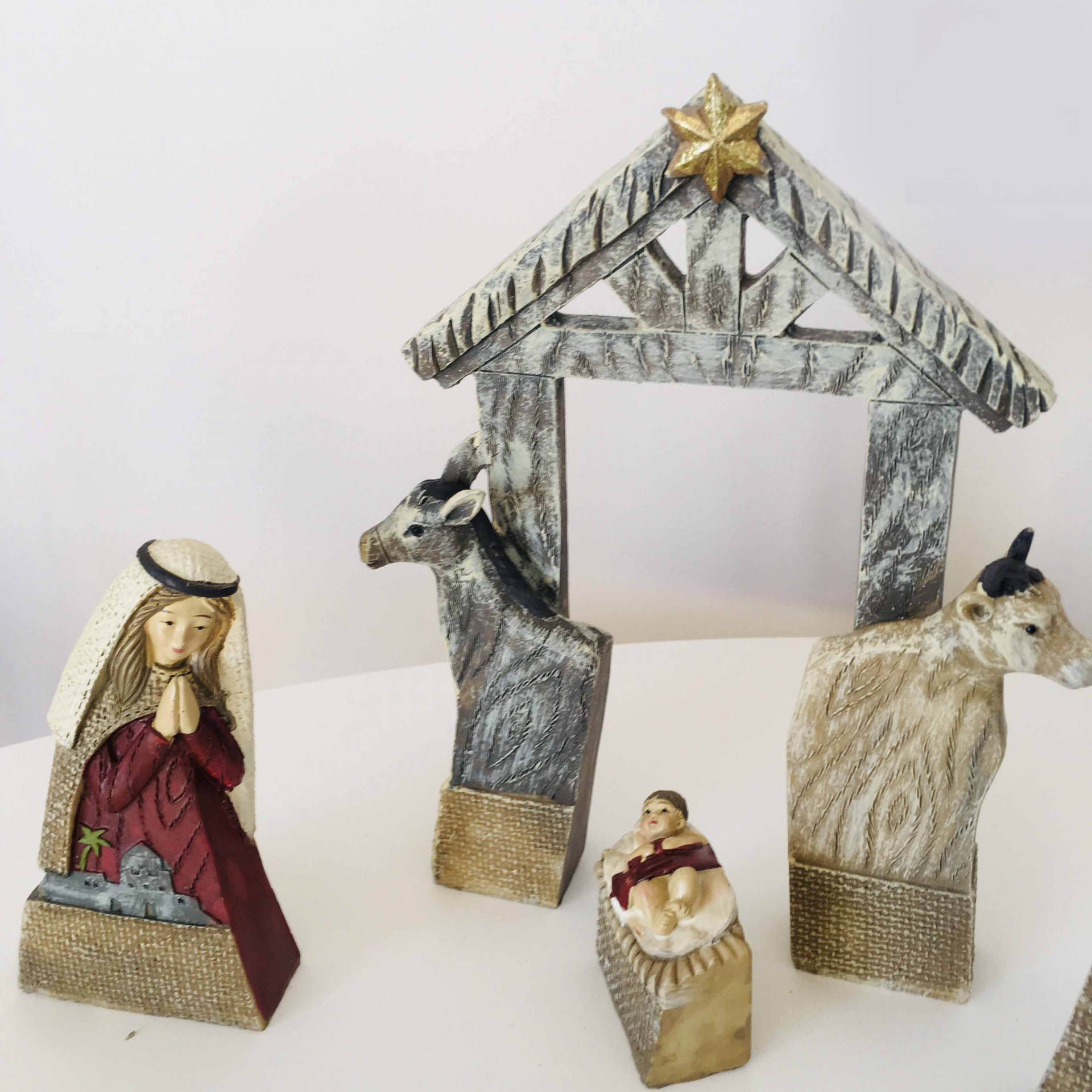 Figura de presépio em madeira com José, vaca, burro, bebé Jesus e manjedoura