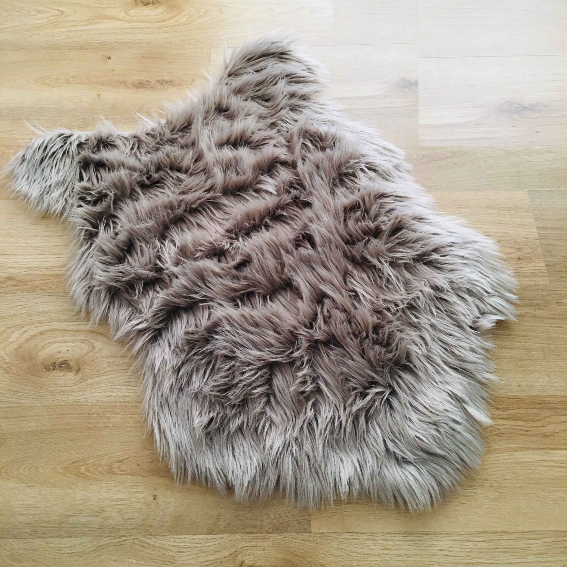Tapete de pêlo sintético bege claro sobre chão de madeira