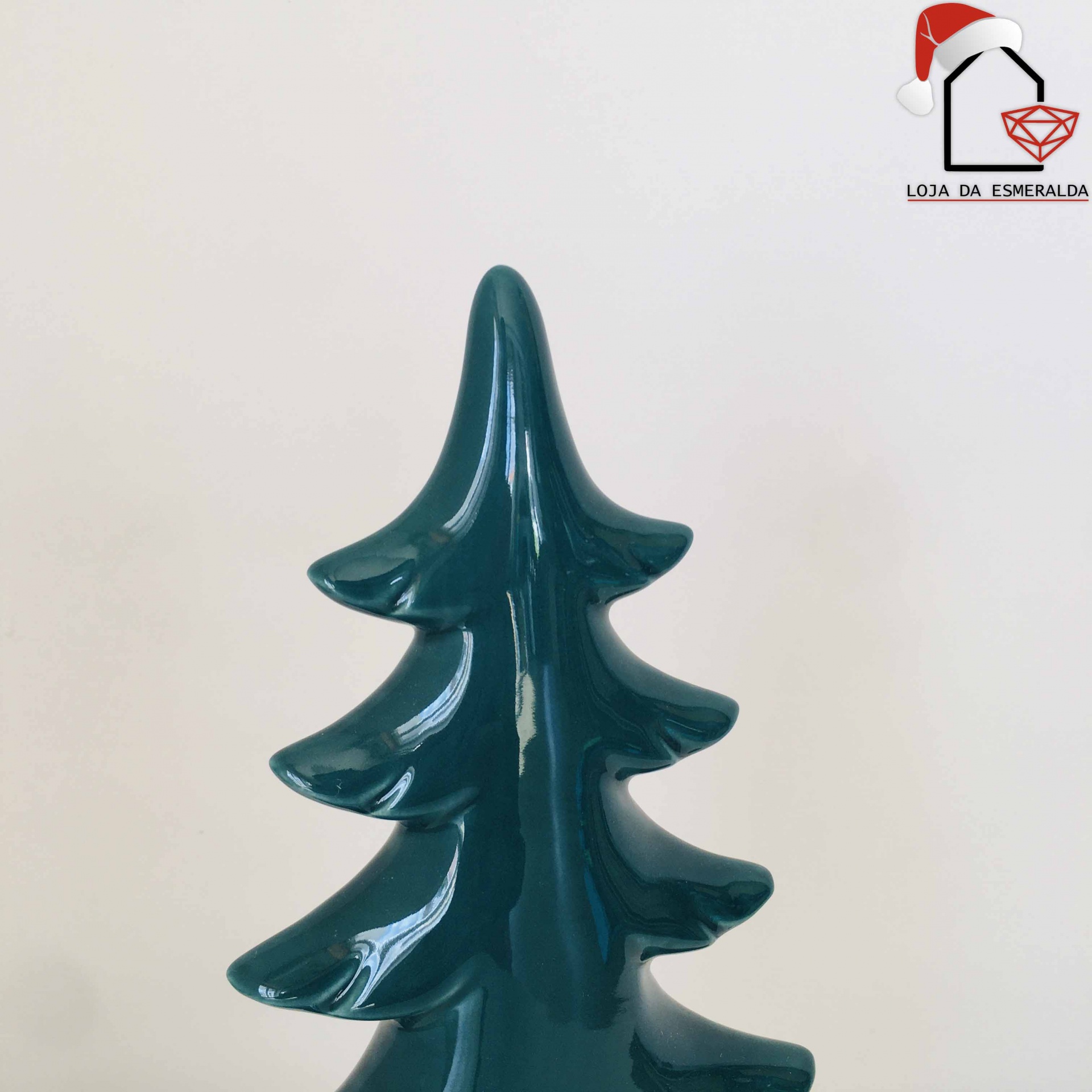 Árvore de Natal cerâmica verde brilhante em fundo branco com logo da loja