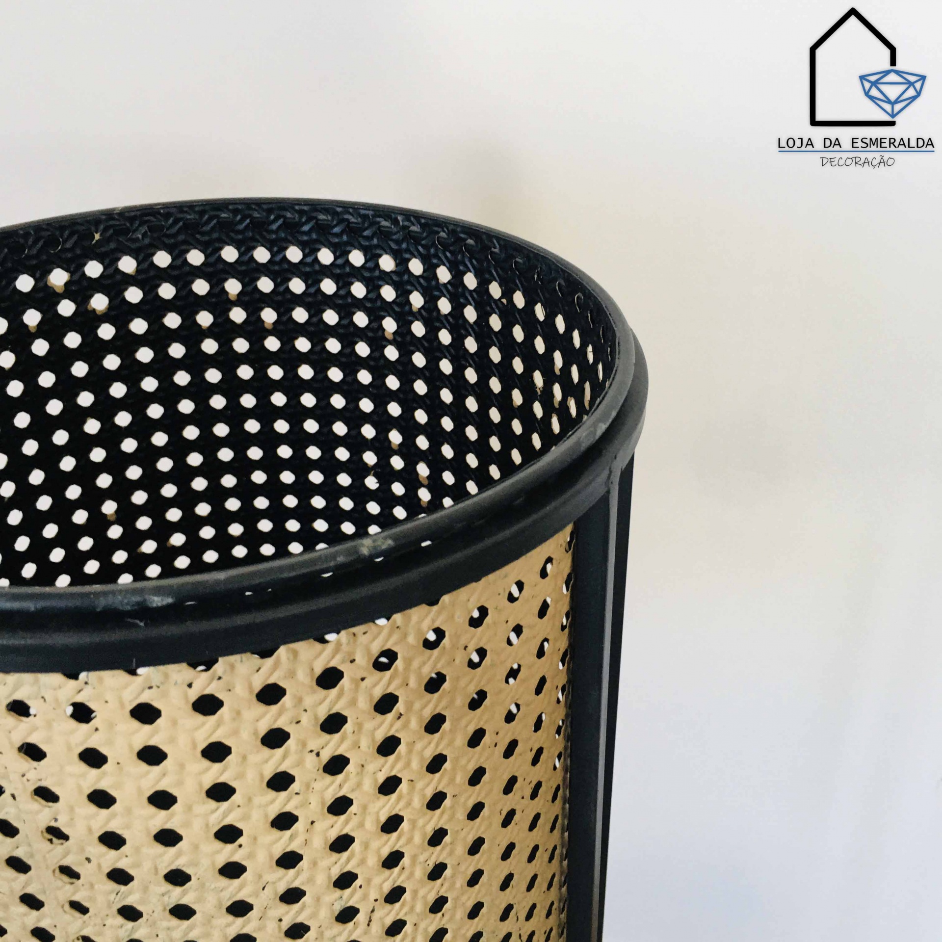 Cesto de armazenamento de metal preto com revestimento de fibra entrelaçada natural