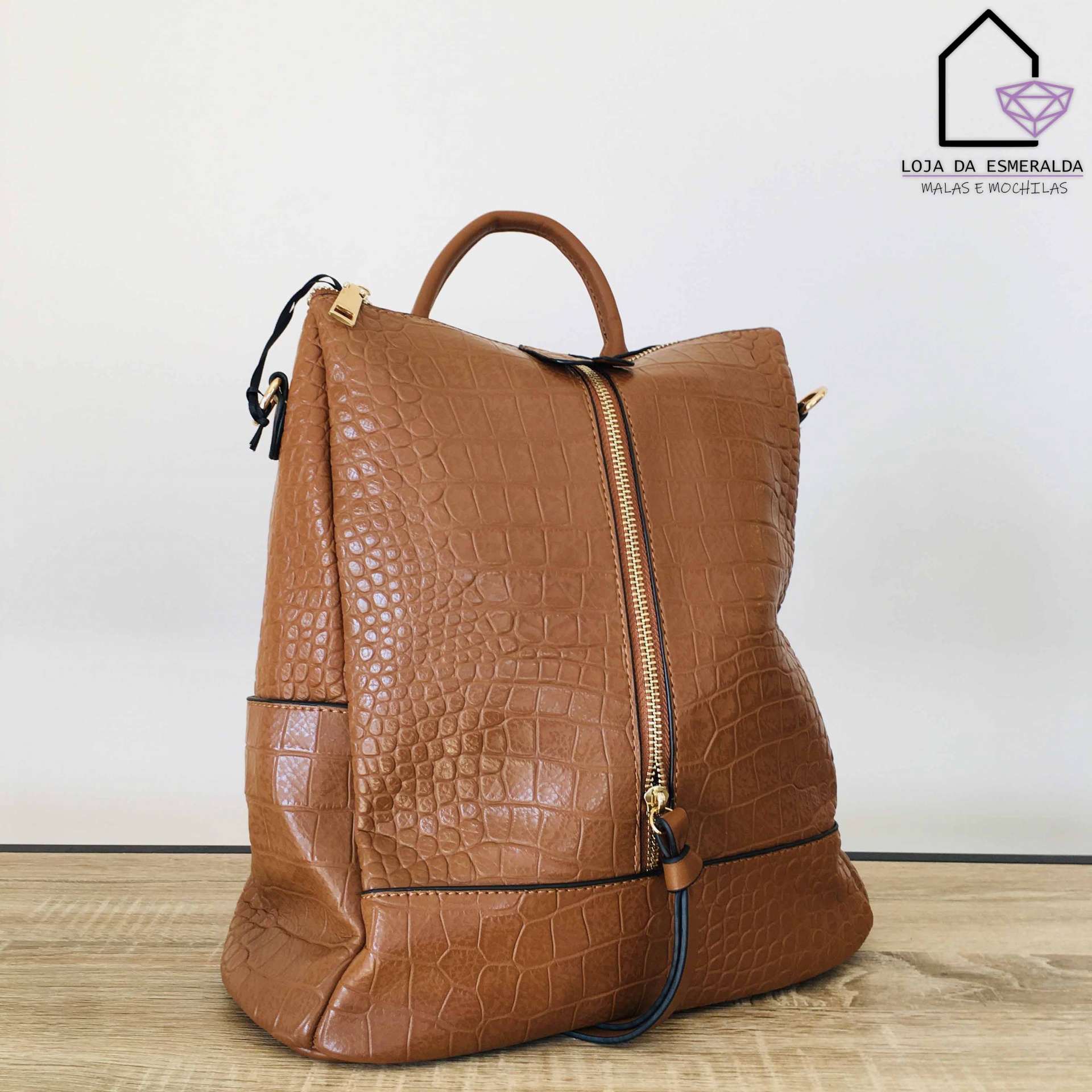 Mochila castanha padrão pele de crocodilo com fecho dourado vertical