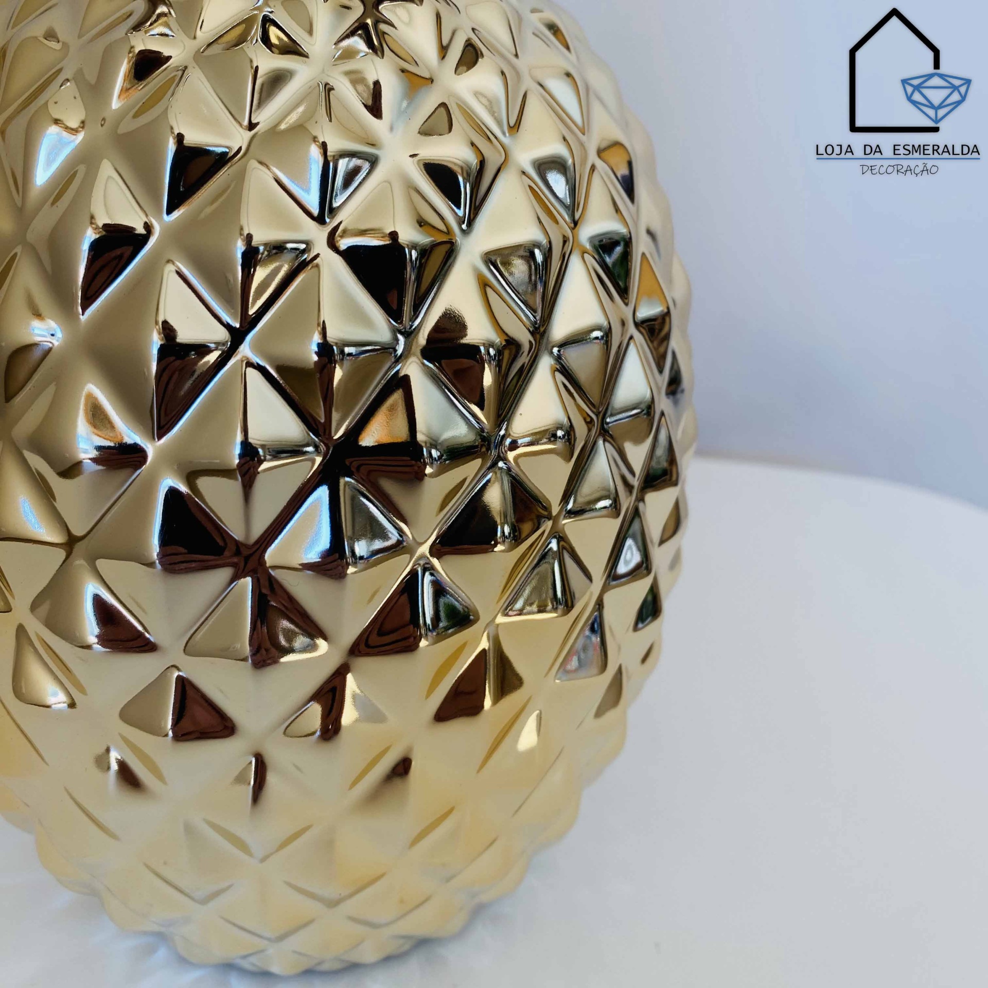 Vaso dourado com padrão geométrico 3D e logótipo Loja da Esmeralda Decoração