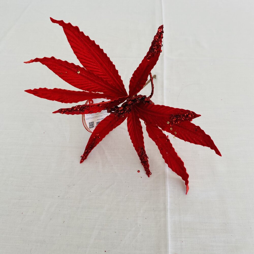 Flor decorativa artificial vermelha com lantejoulas sobre fundo branco