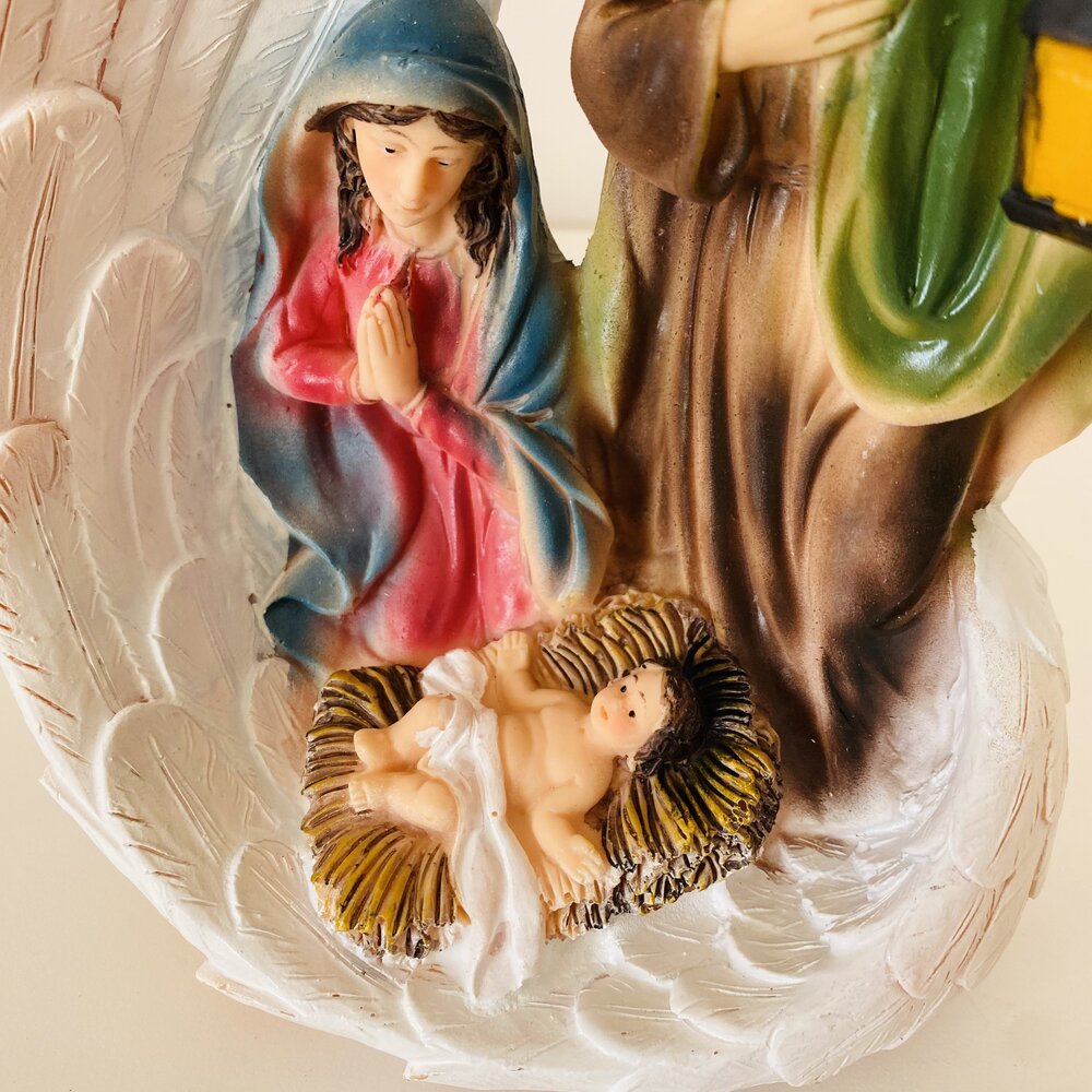 figura decorativa de presépio com Maria e Menino Jesus na manjedoura