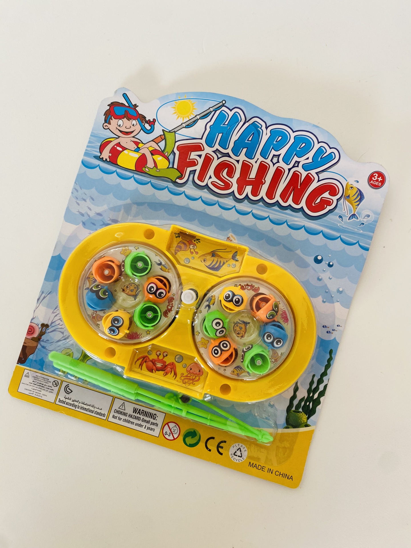 Brinquedo de pesca Happy Fishing em plástico amarelo com peixes coloridos na embalagem azul