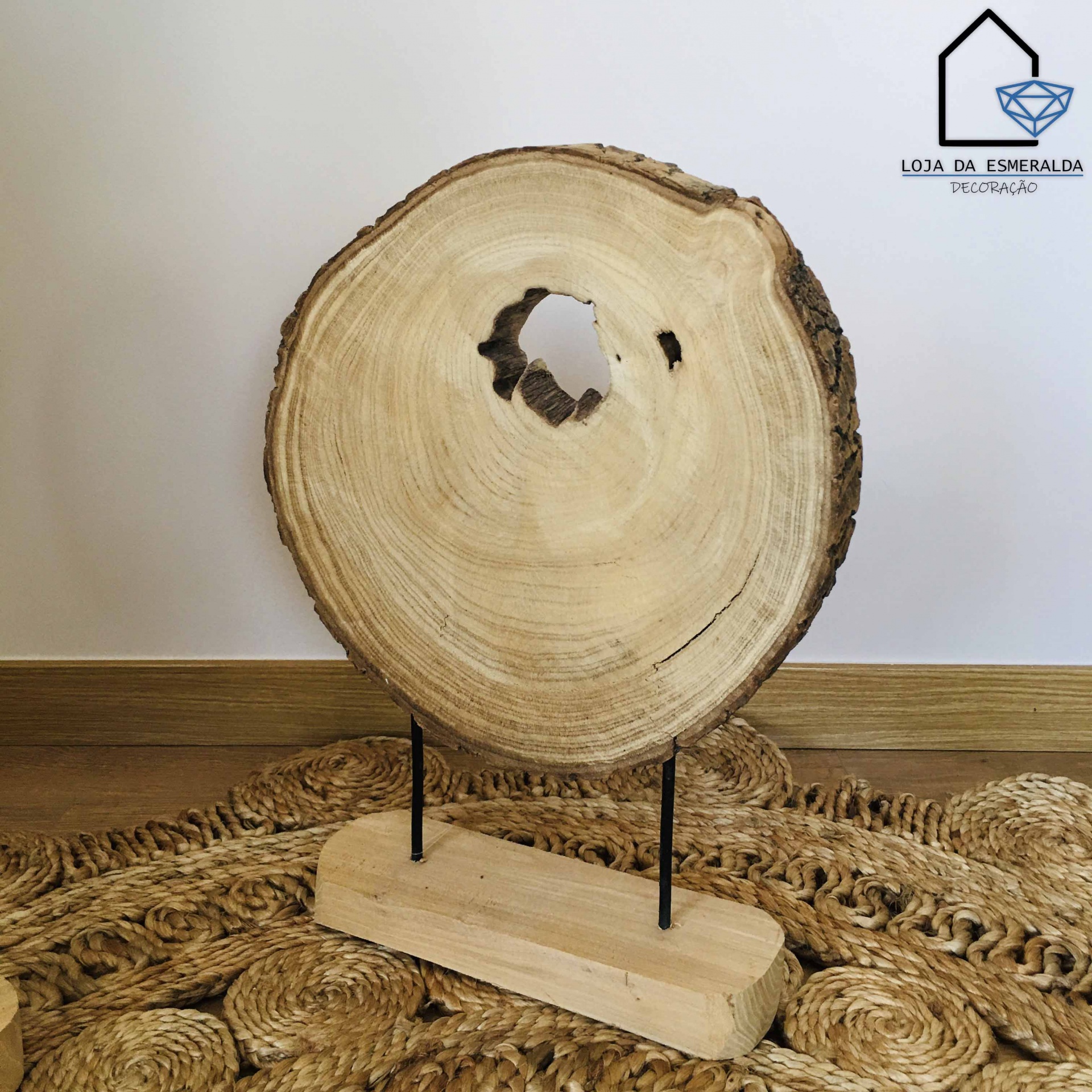 Decoração em madeira redonda com base e logótipo LOJA DA ESMERALDA