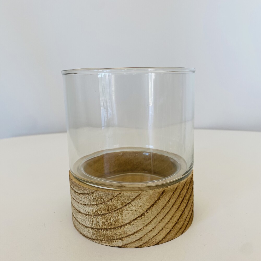 copo de vidro com suporte em madeira